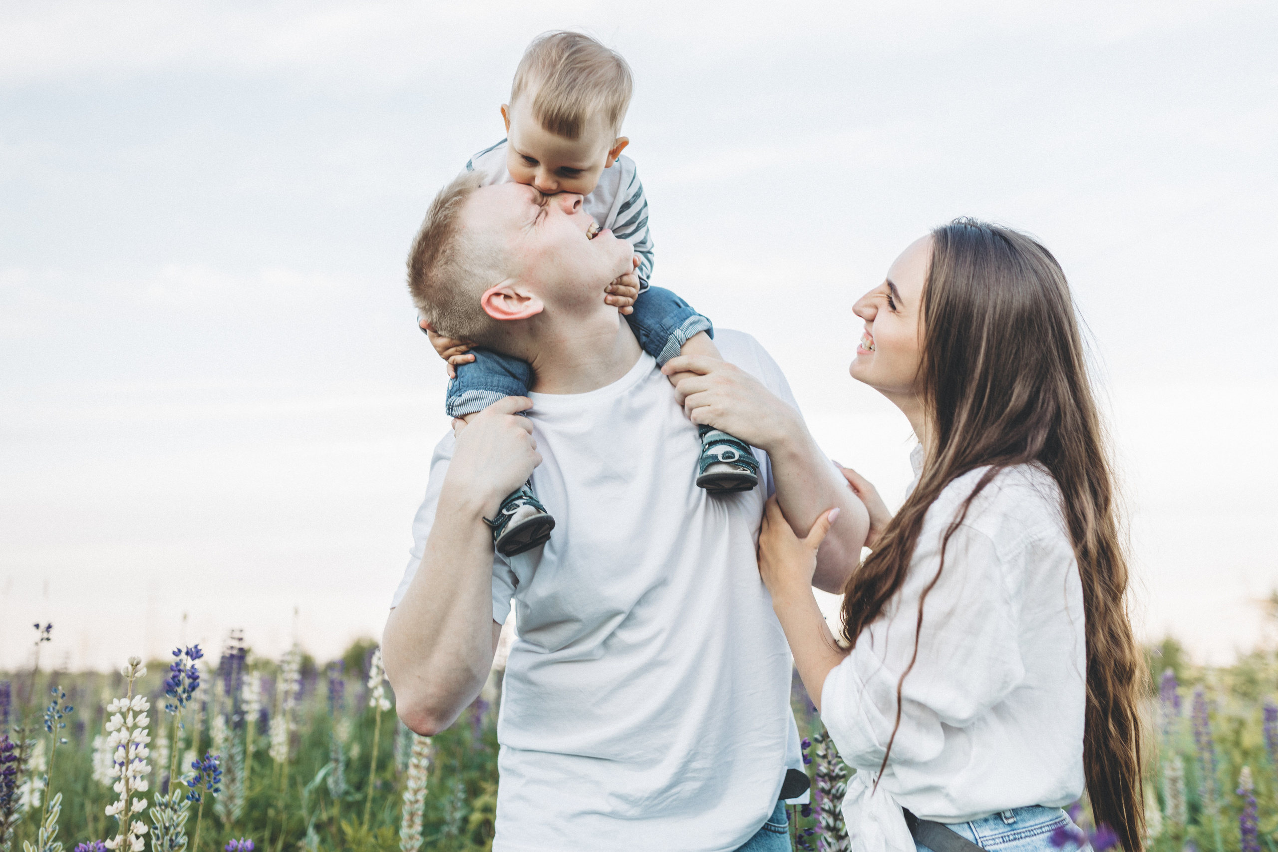 Прогулка по люпиновому полю с Лешей, Кристиной и Мишенькой. Мария Беседина. Фотография о любви