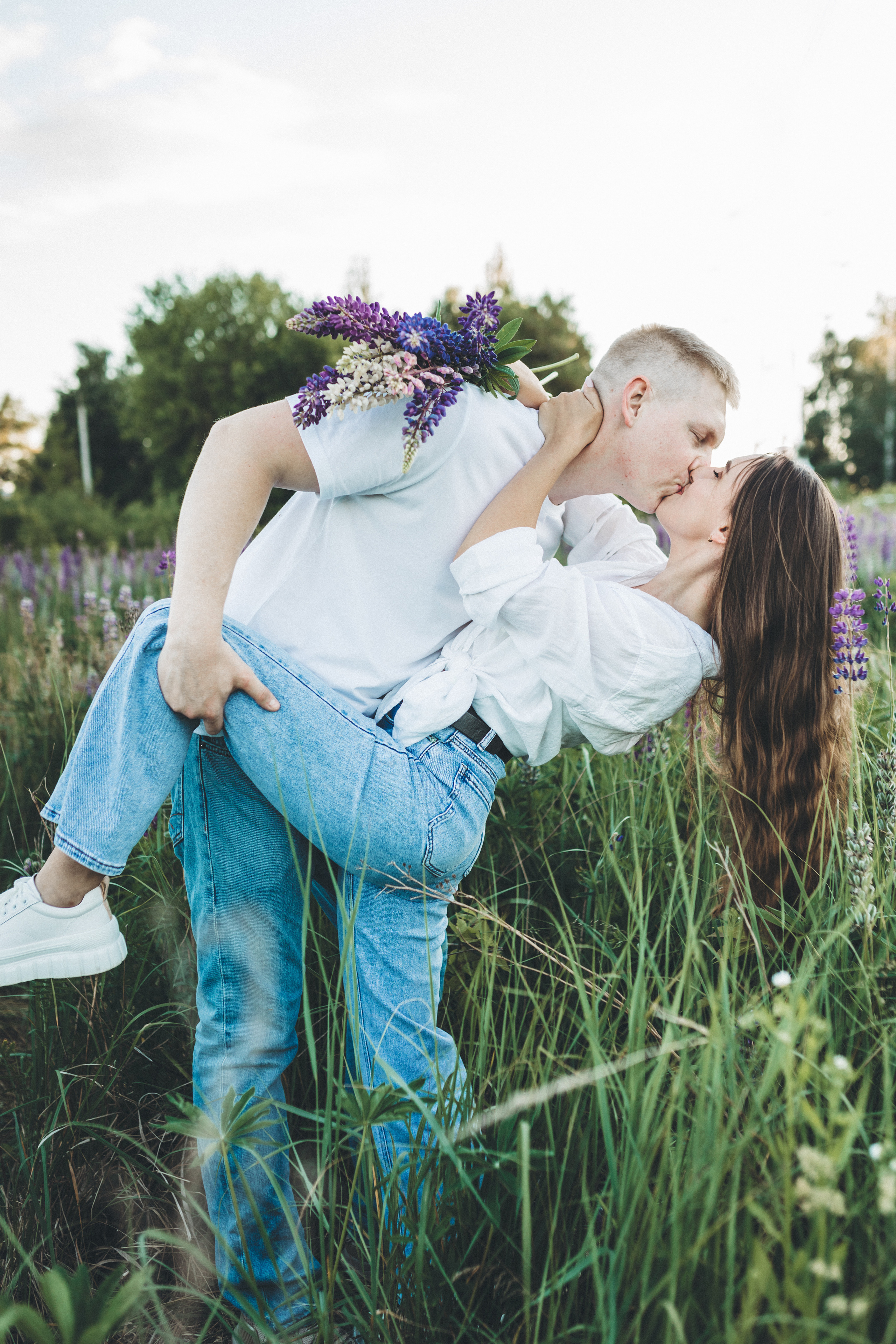 Прогулка по люпиновому полю с Лешей, Кристиной и Мишенькой. Мария Беседина. Фотография о любви
