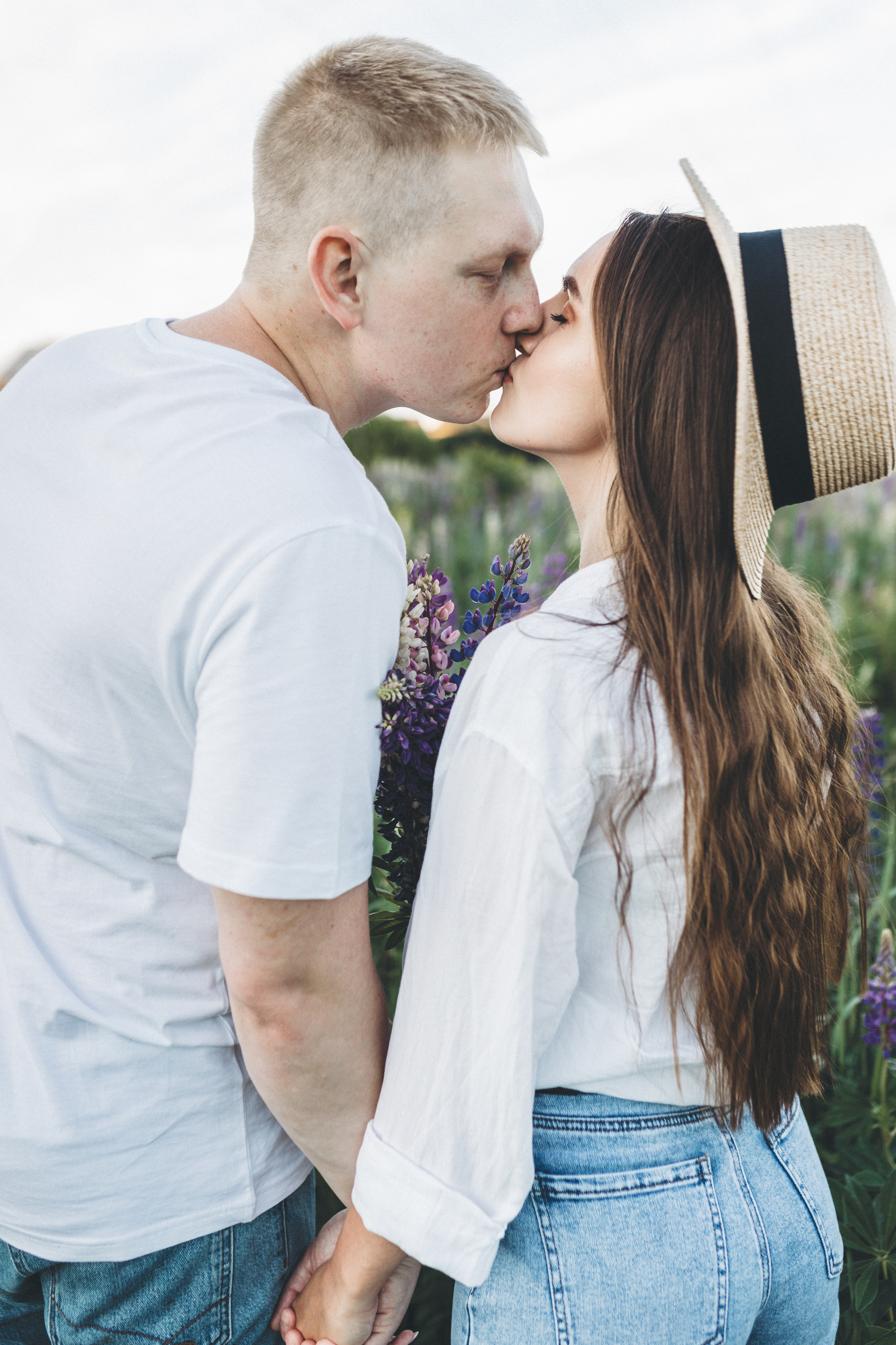 Прогулка по люпиновому полю с Лешей, Кристиной и Мишенькой. Мария Беседина. Фотография о любви