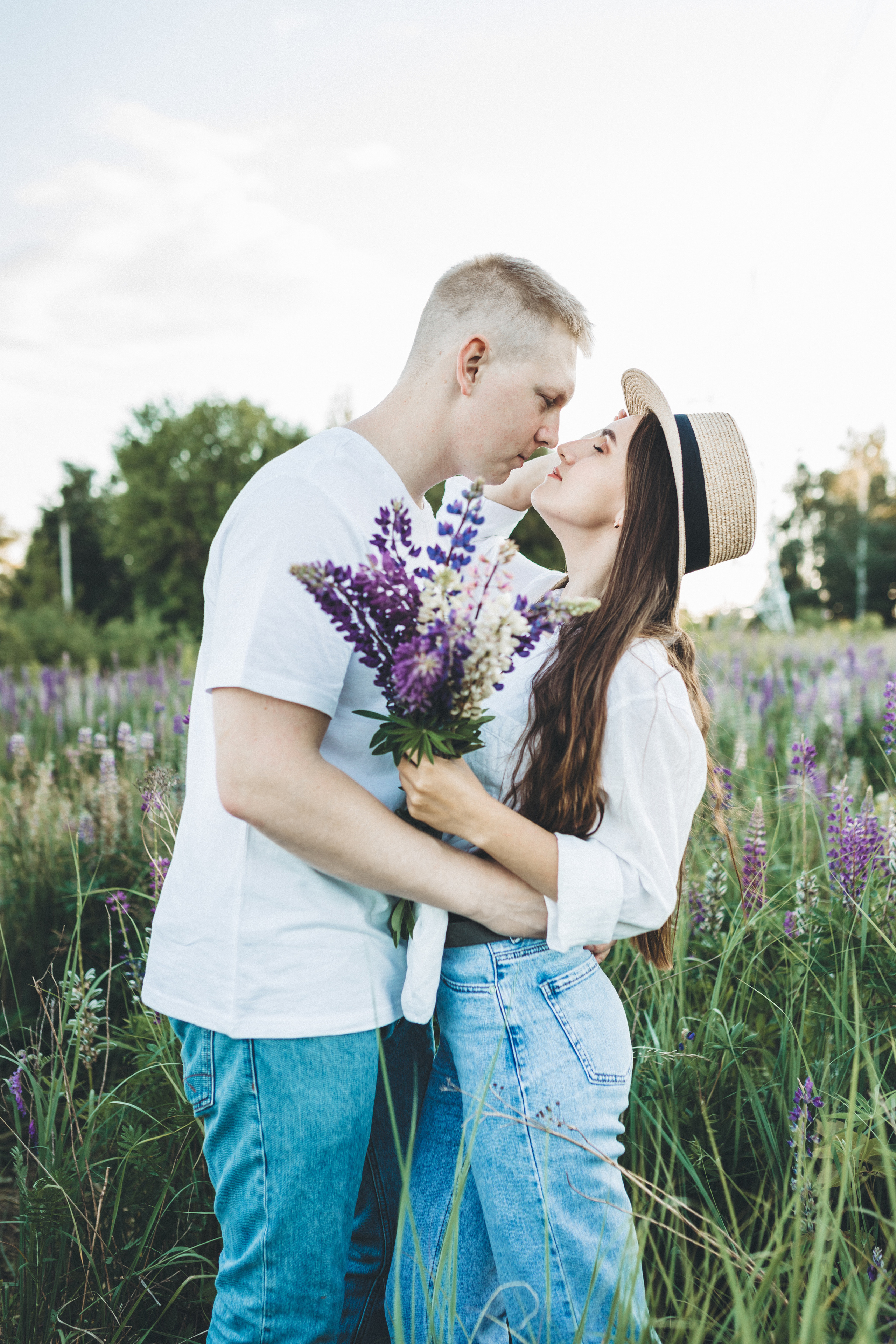 Прогулка по люпиновому полю с Лешей, Кристиной и Мишенькой. Мария Беседина. Фотография о любви