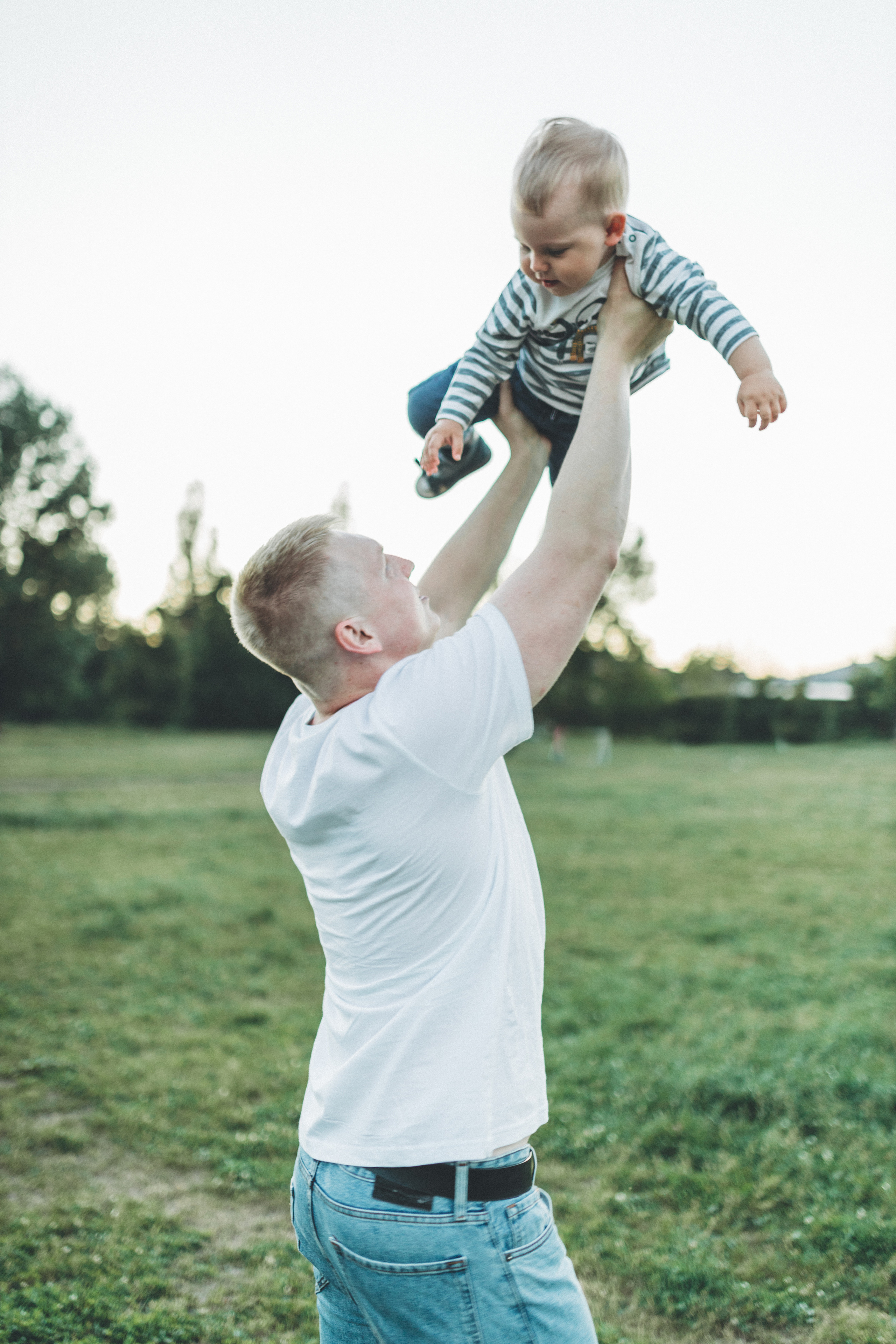 Прогулка по люпиновому полю с Лешей, Кристиной и Мишенькой. Мария Беседина. Фотография о любви