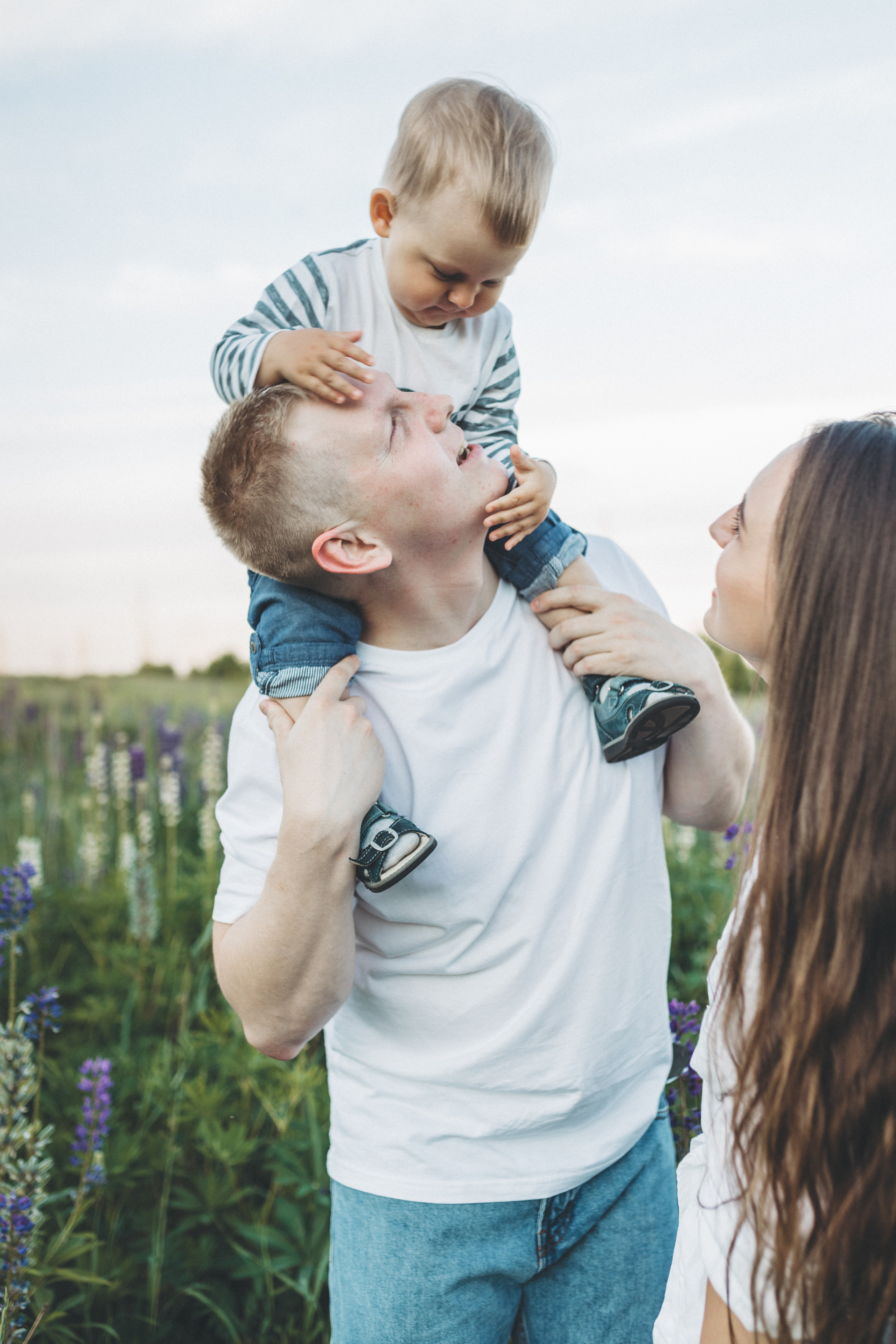 Прогулка по люпиновому полю с Лешей, Кристиной и Мишенькой. Мария Беседина. Фотография о любви