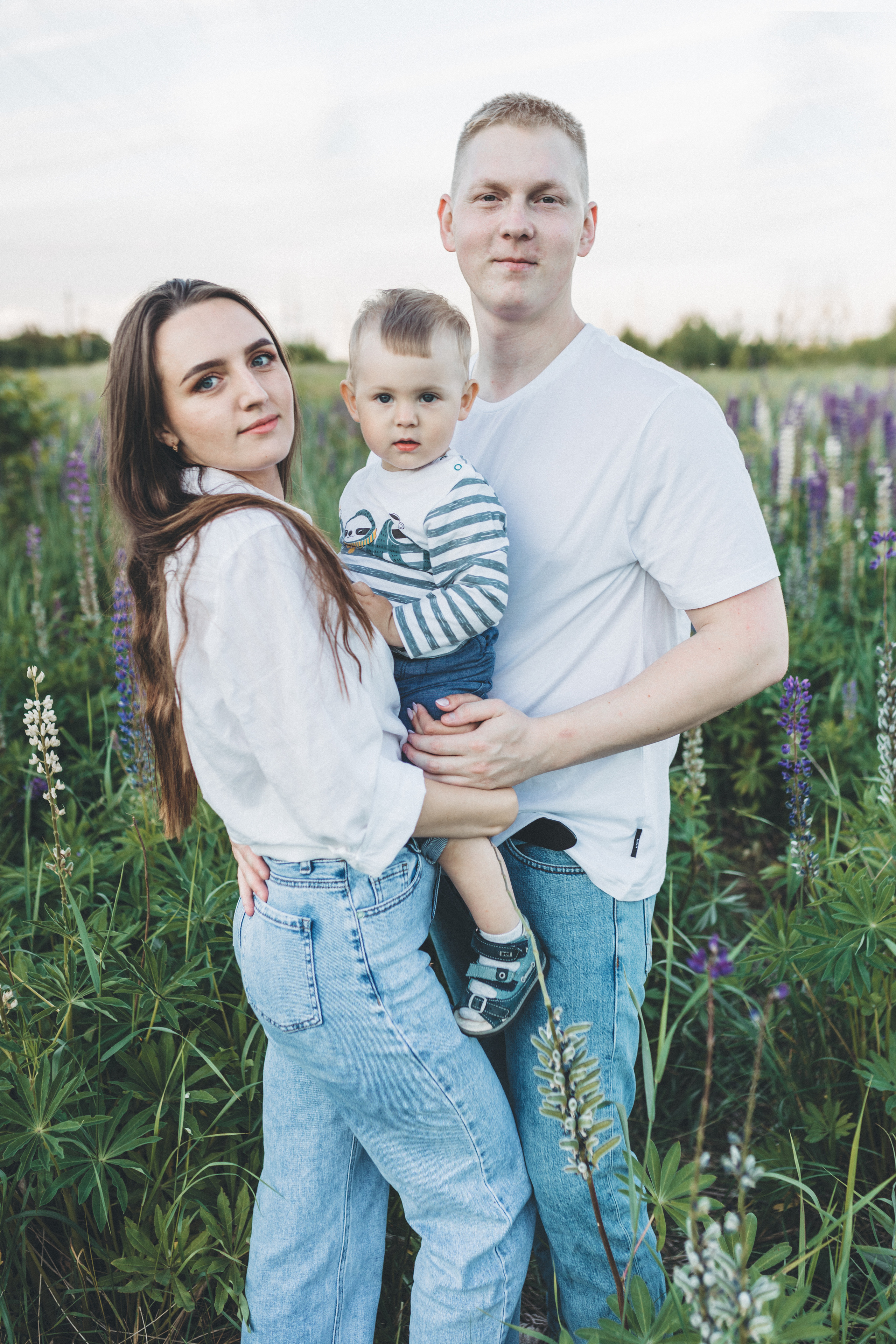 Прогулка по люпиновому полю с Лешей, Кристиной и Мишенькой. Мария Беседина. Фотография о любви