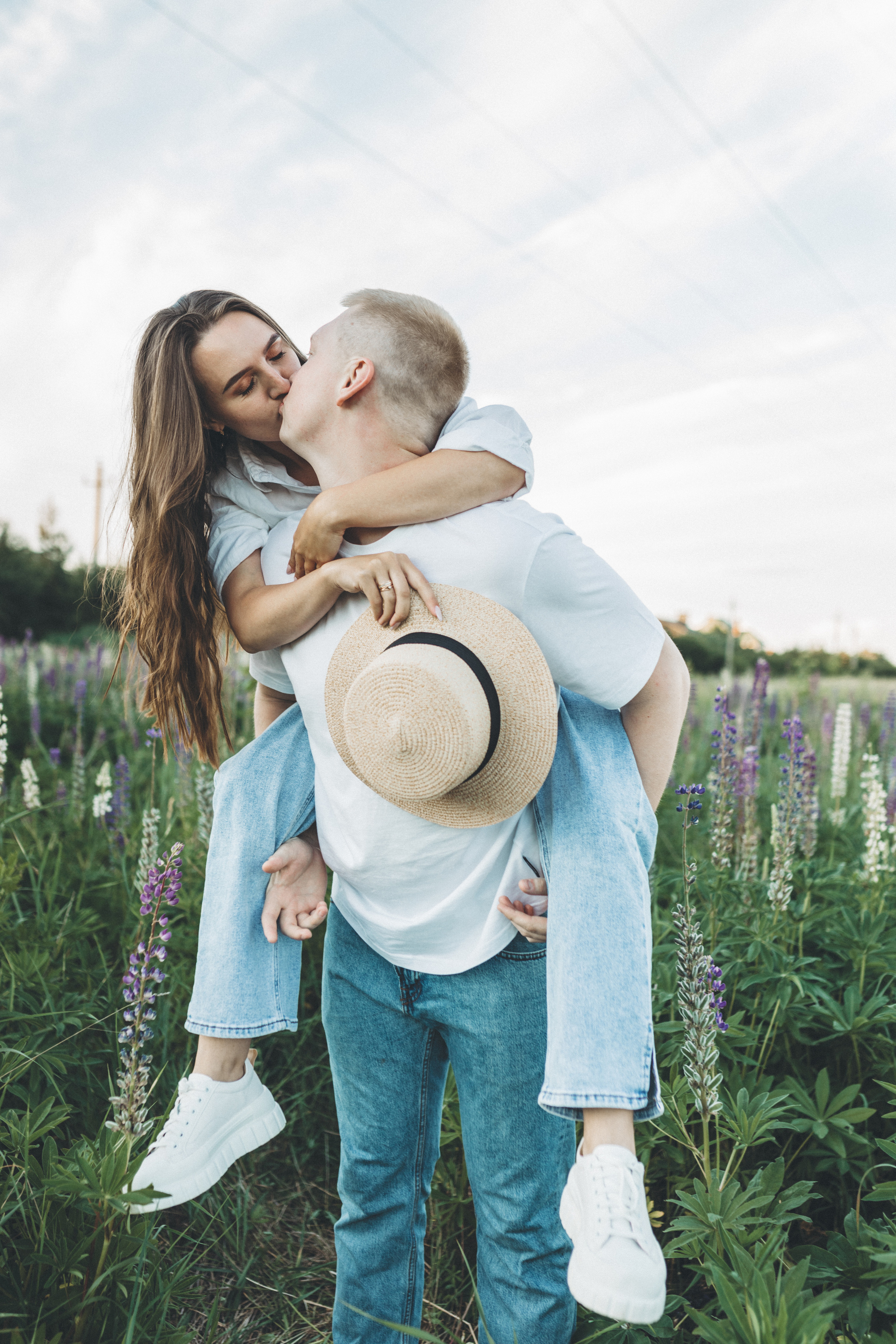 Прогулка по люпиновому полю с Лешей, Кристиной и Мишенькой. Мария Беседина. Фотография о любви
