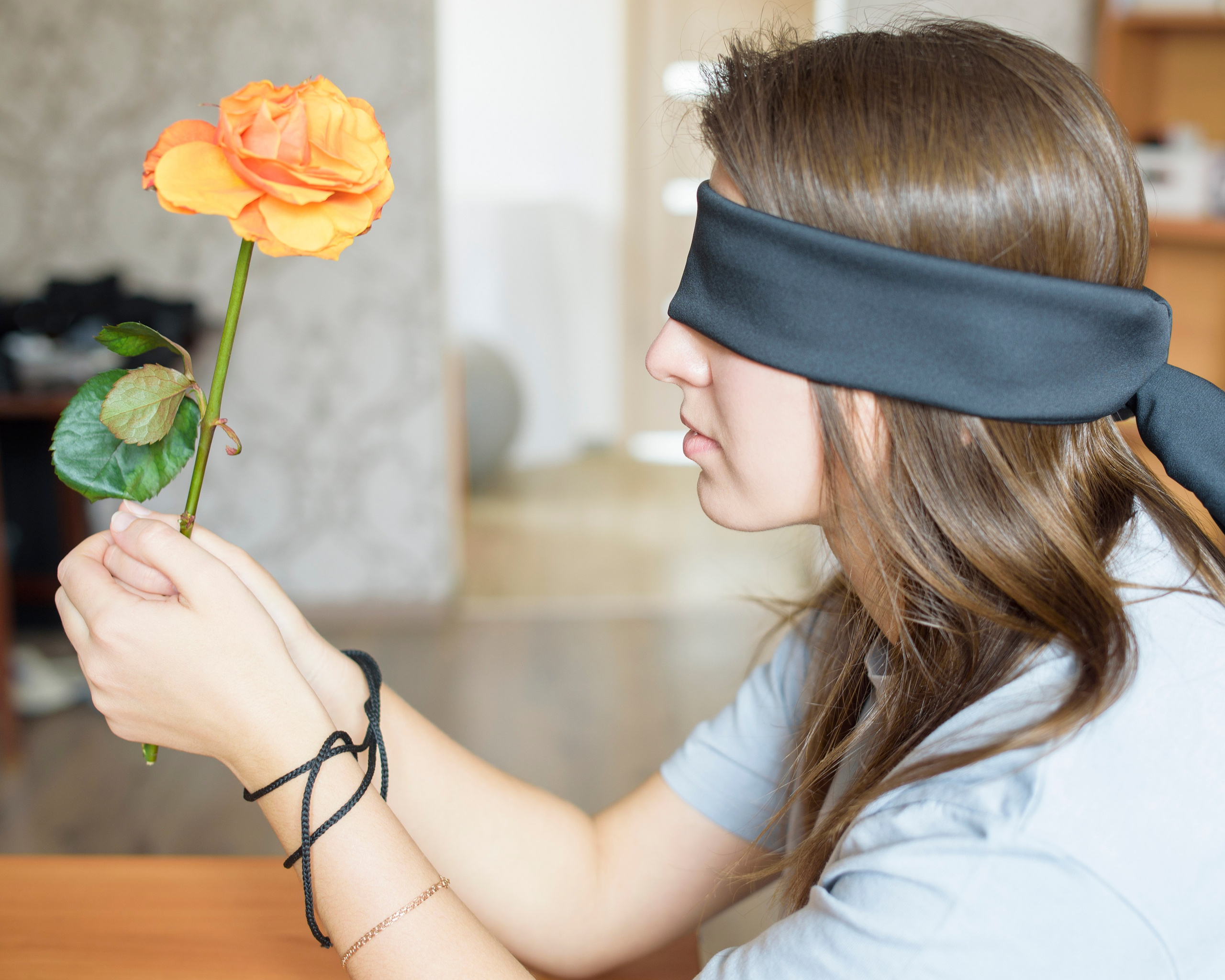 Фотопроект самоизоляция, одиночество, девушка в квартире. арт-фотография, философия, роза, маска