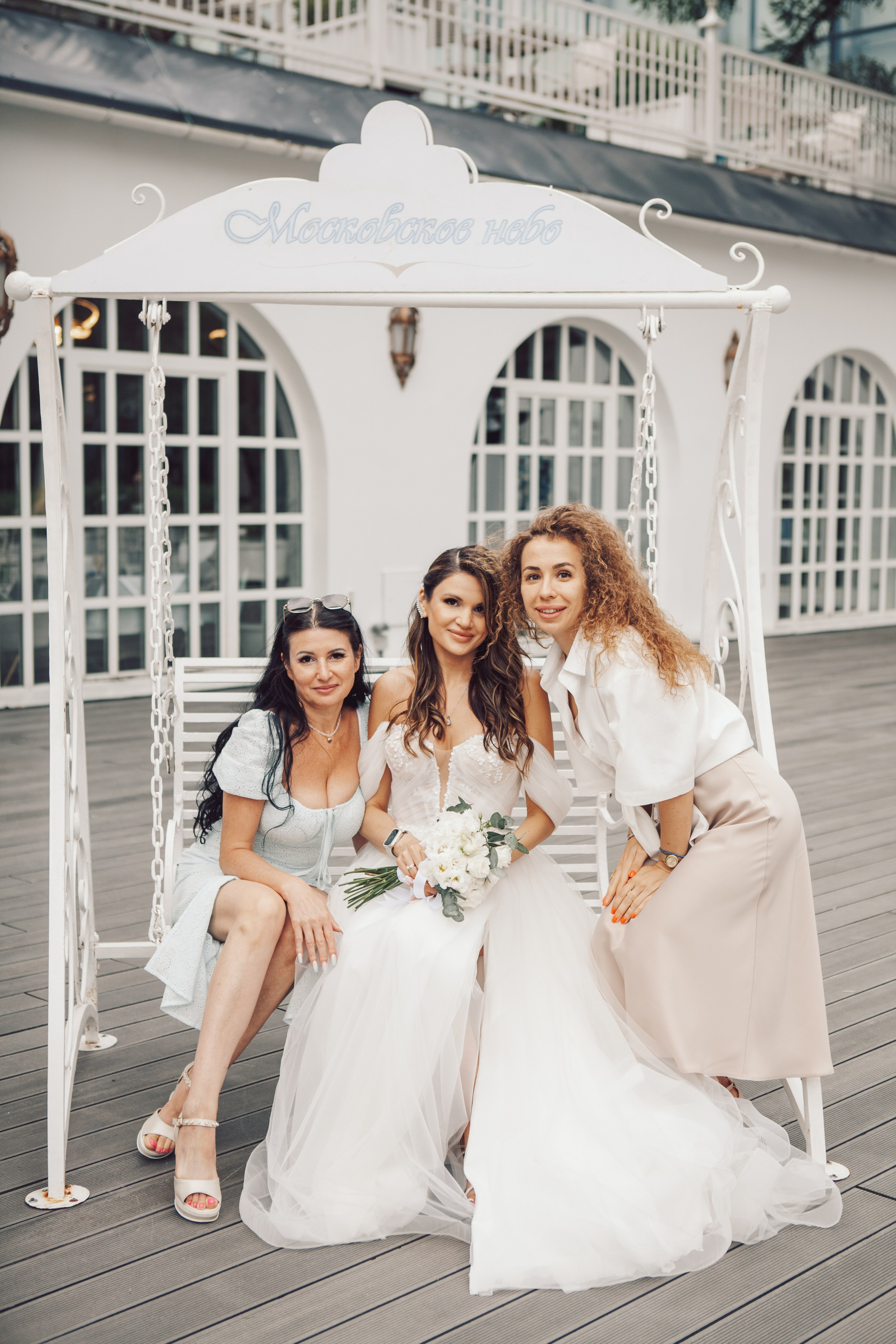 Молодожены в павильоне космонавтики и авиации №34 на вднх и в ресторане московское небо. Фотограф Ольга Ефремова