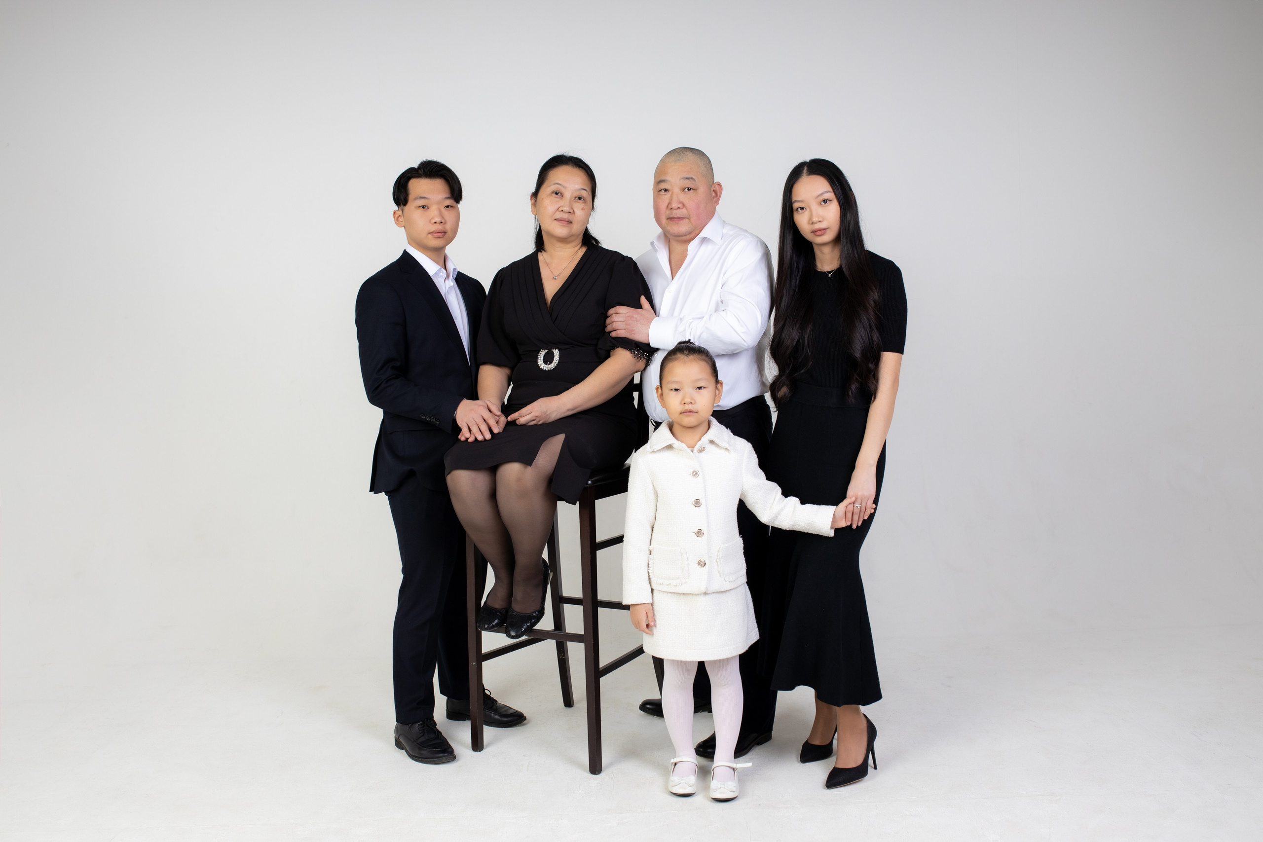 Семейная фотосессия на циклораме с импульсным светом. Фотограф в Железнодорожном и Балашихе