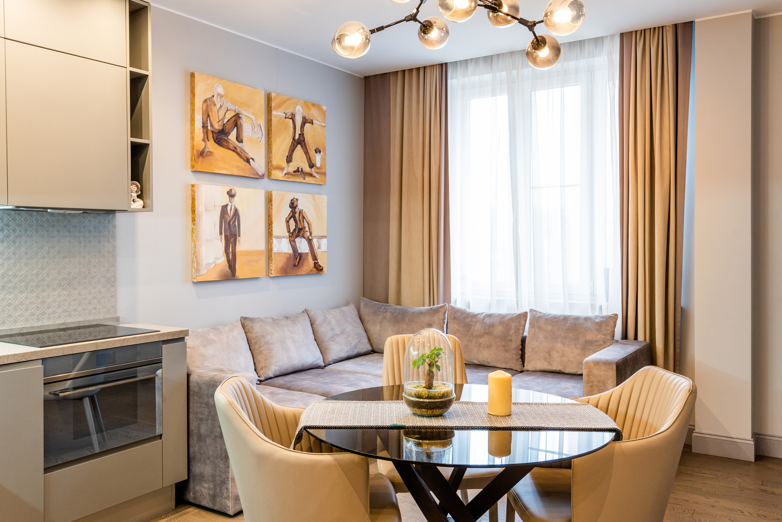 Уютная обеденная зона с бежевыми стульями и деревянным столом на фоне оригинальной стены