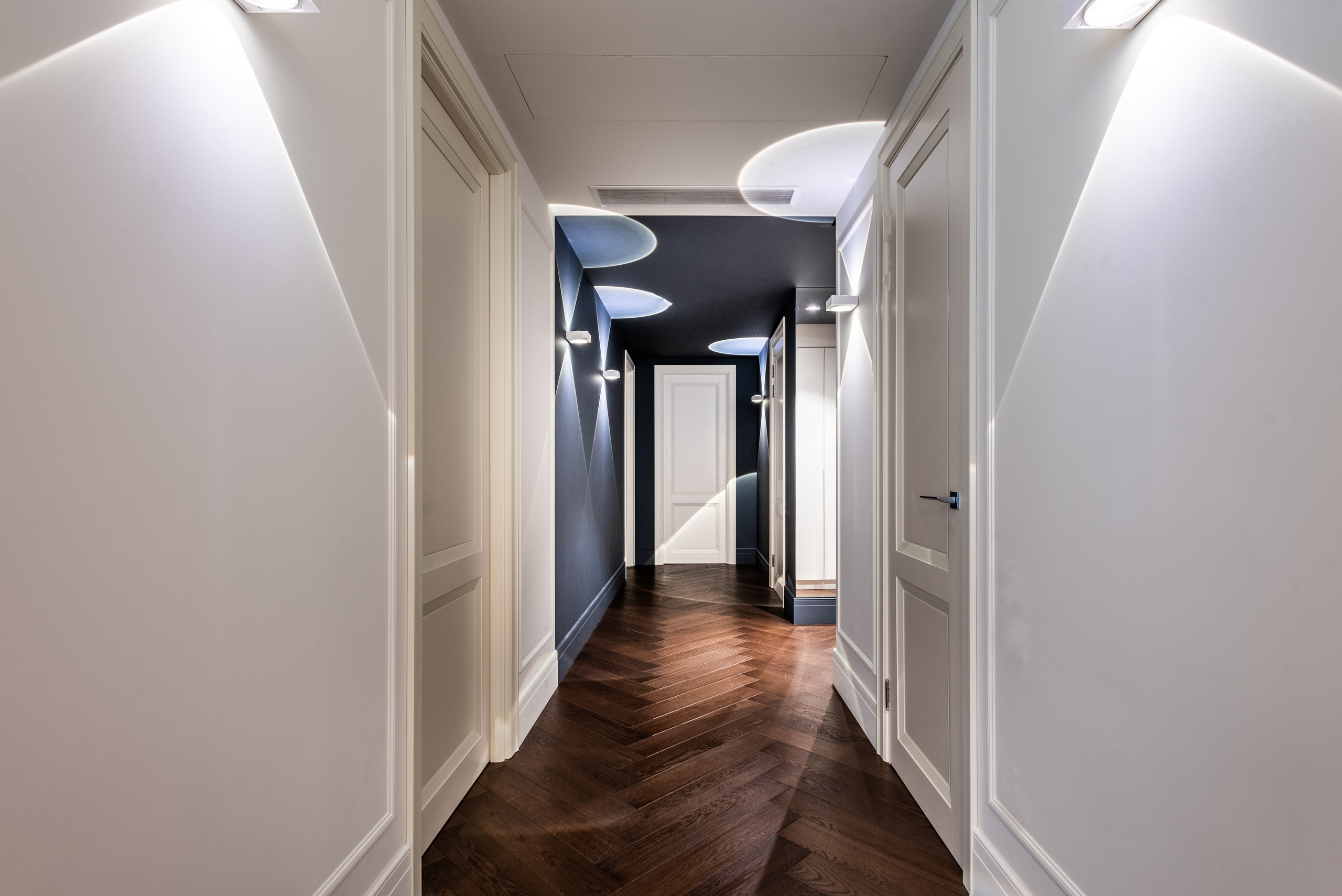 Коридор с яркими световыми элементами 