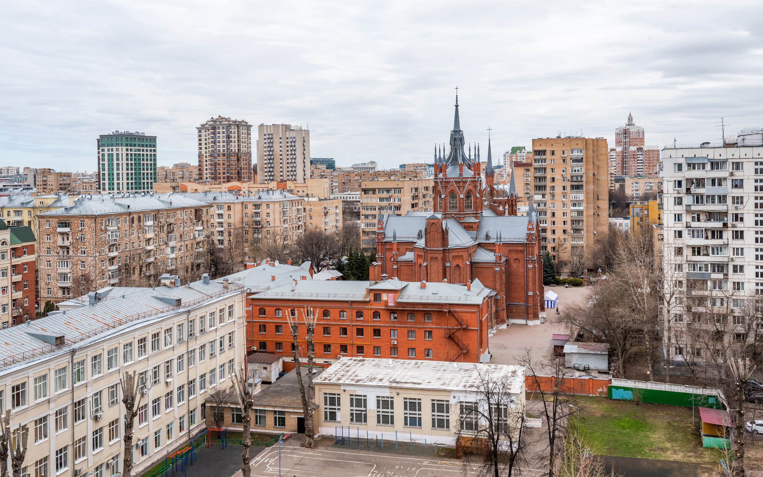 Шикарный вид с она на церковь 