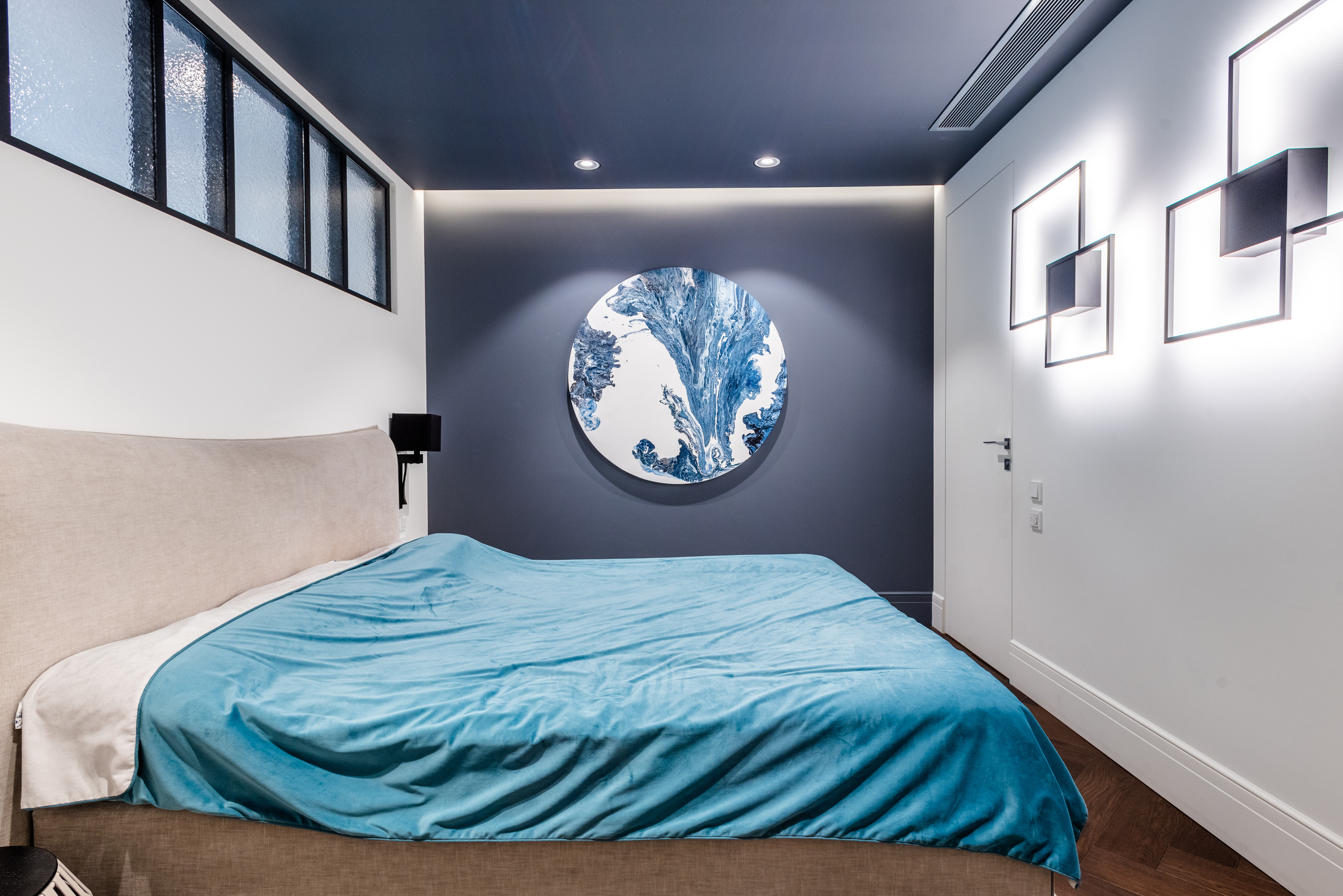 Большая квартира в элитном районе города с просторными, светлыми комнатами в белых тонах