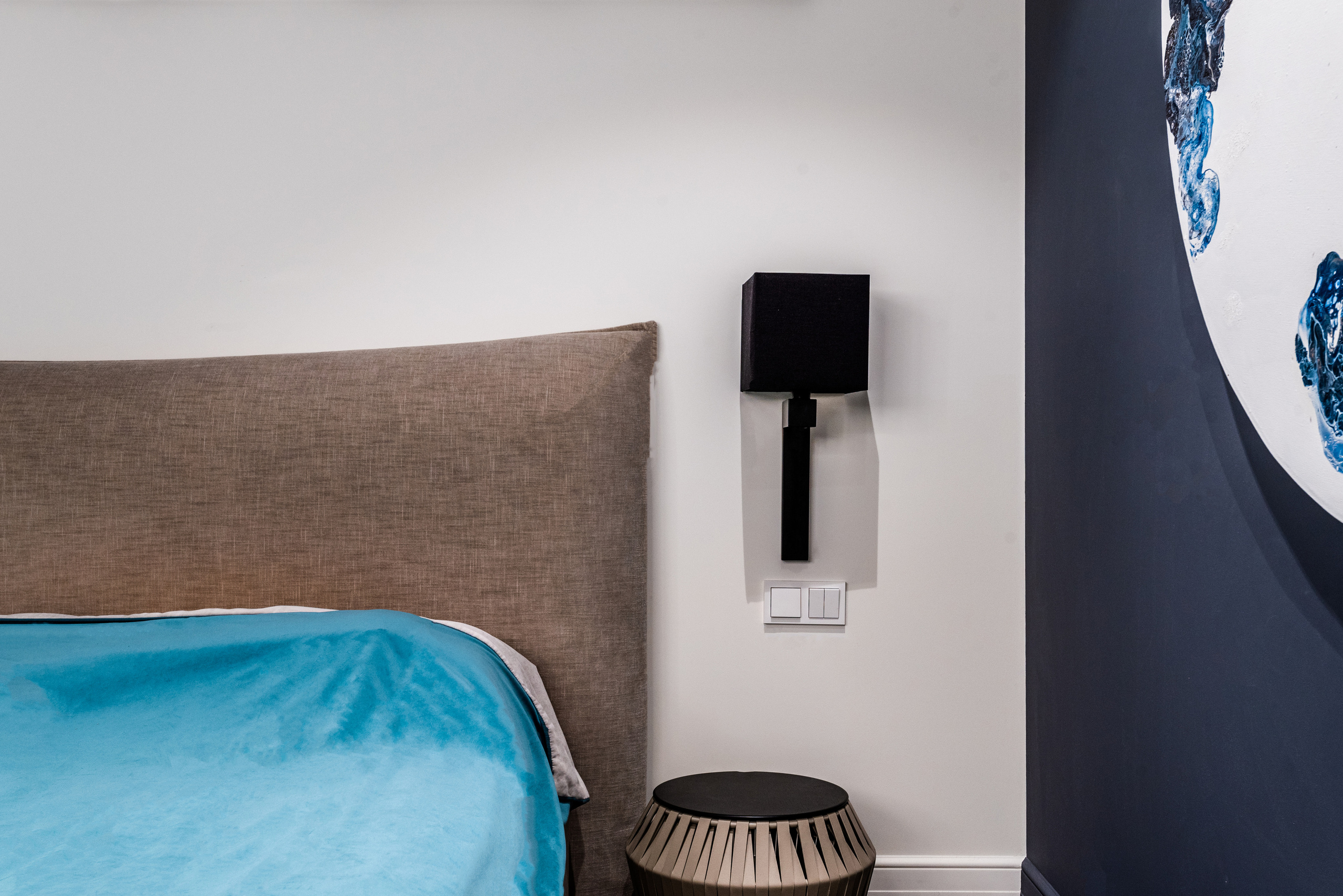 Спальная комната с красивым бра