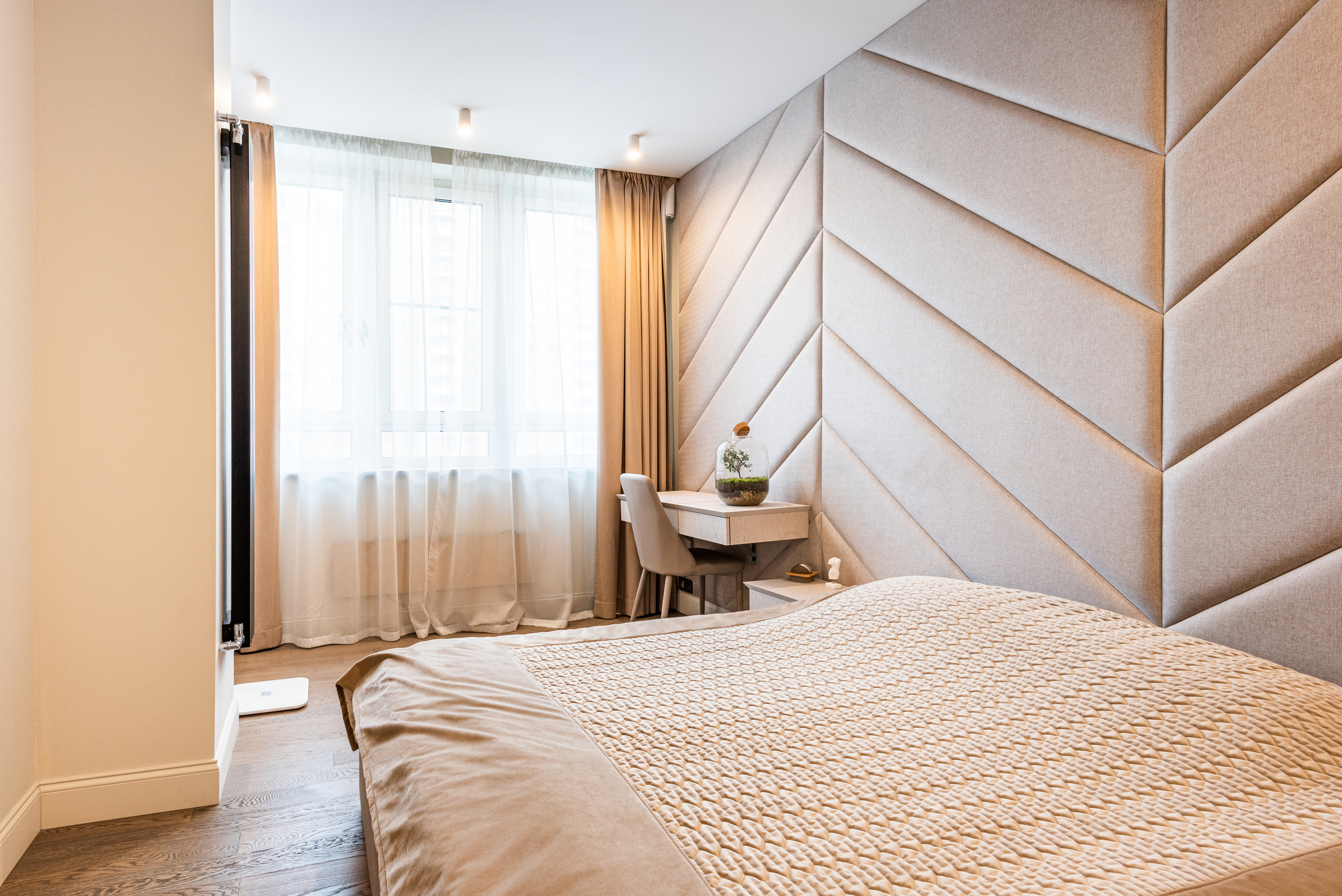 Спальня в бежевых тонах - это олицетворение комфорта, уюта и релаксации