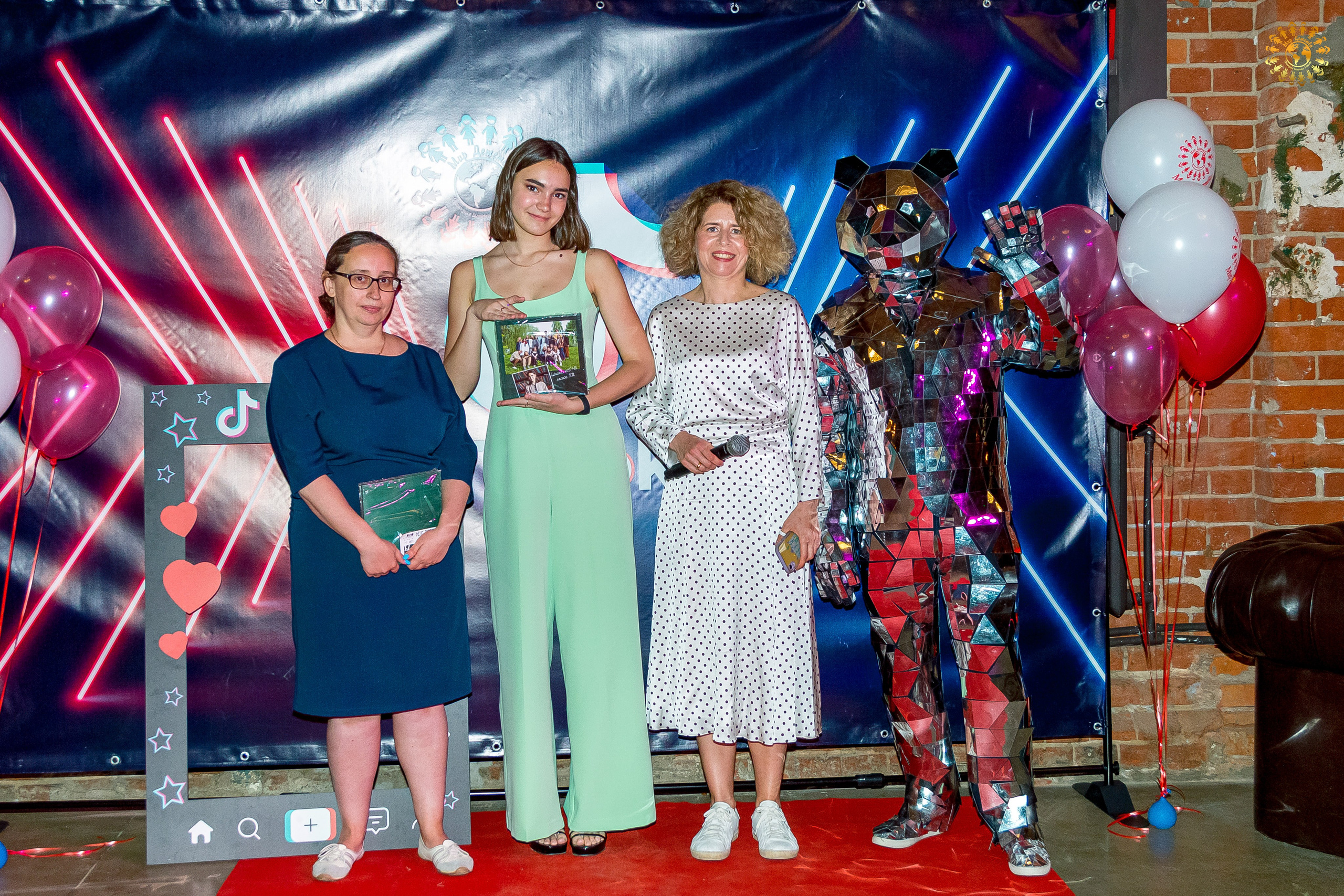 Выпускной 2023 (Школа 548; 9 Ж класс) AG Loft «Библиотека», Москва. Репортажная съемка в Москве и области. Анималистика