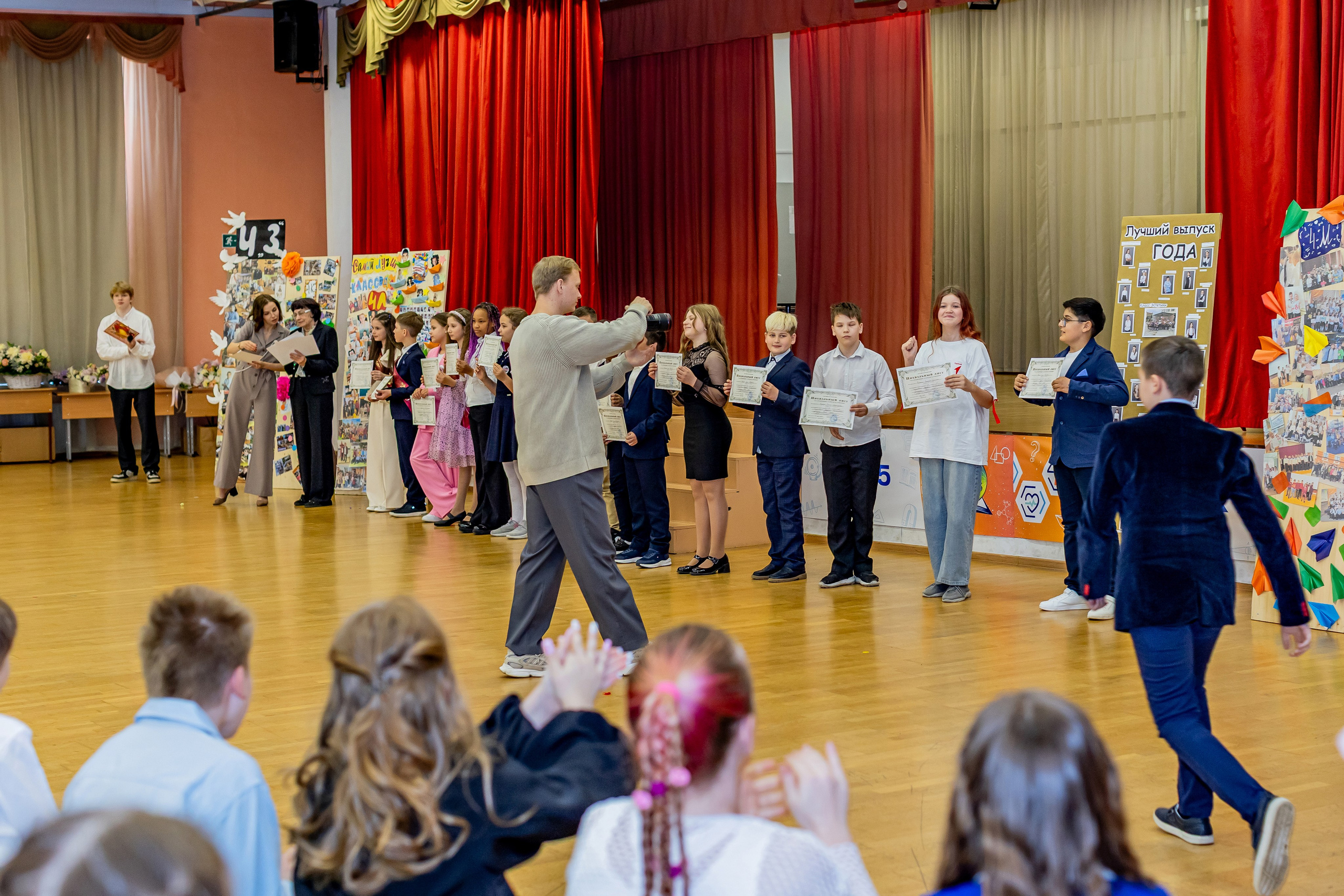 Выпускной праздник в начальной школе. Фотограф и видеограф Москва. Свадебный фотограф, видеограф. Выпускные альбомы. Оживающие альбомы