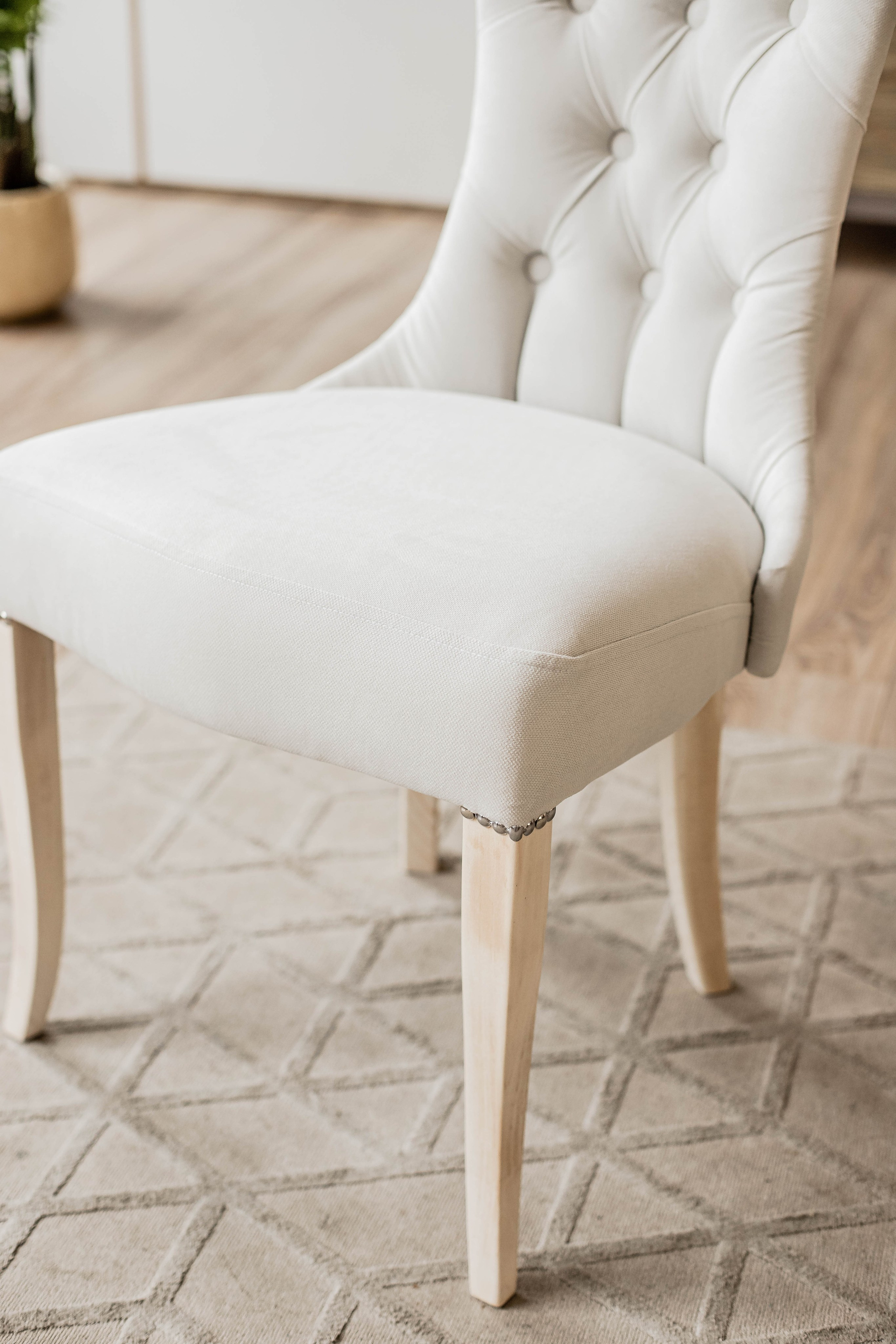 Стулья. Фотограф