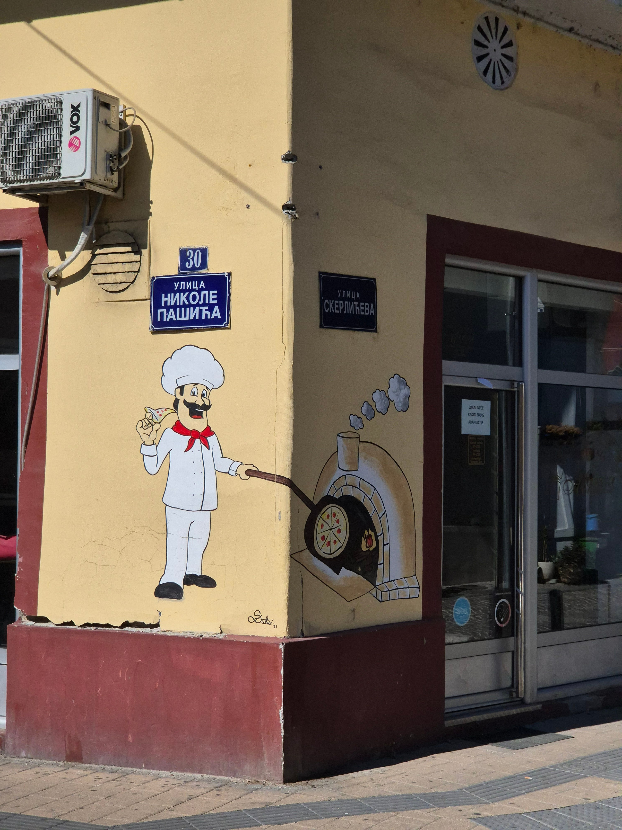 Ресторанчик "Carpe Diem" - живи в моменте (лат). Такое удается не каждому, даже имея названием-девизом. Карты гугла говорят - ЗАКРЫТО НАВСЕГДА. Только картинка на стене напоминает о прошлом, пока не закрасят и ее