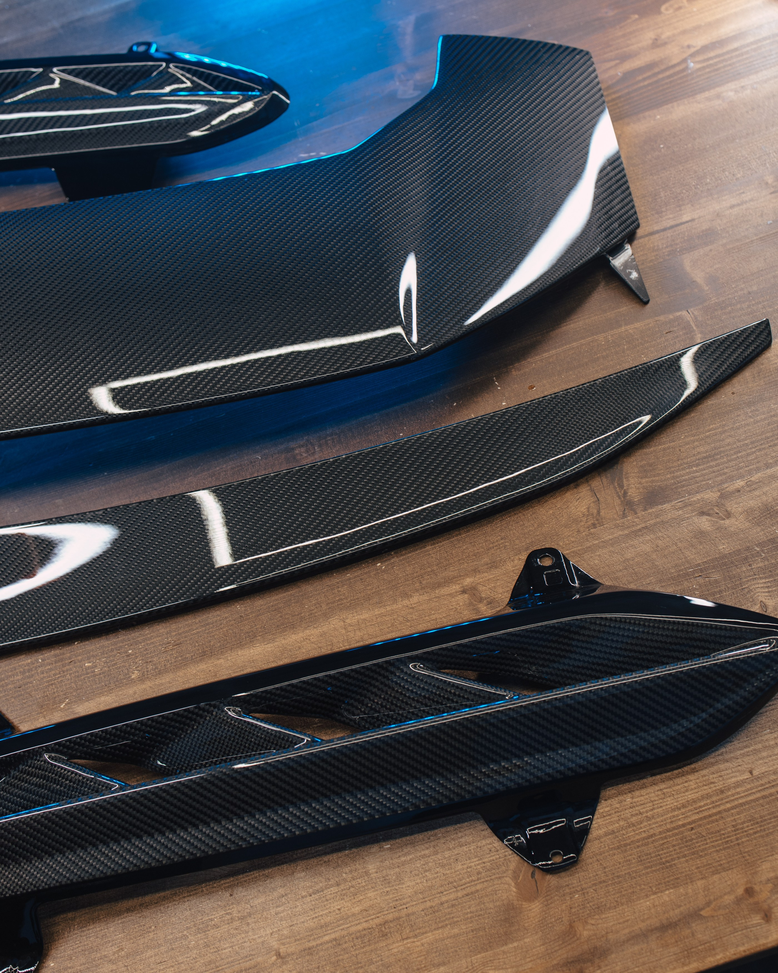 Lamborghini Urus ламинация карбоном вставок в капот, спойлеров, крышки багажника и зеркал. DeLorein