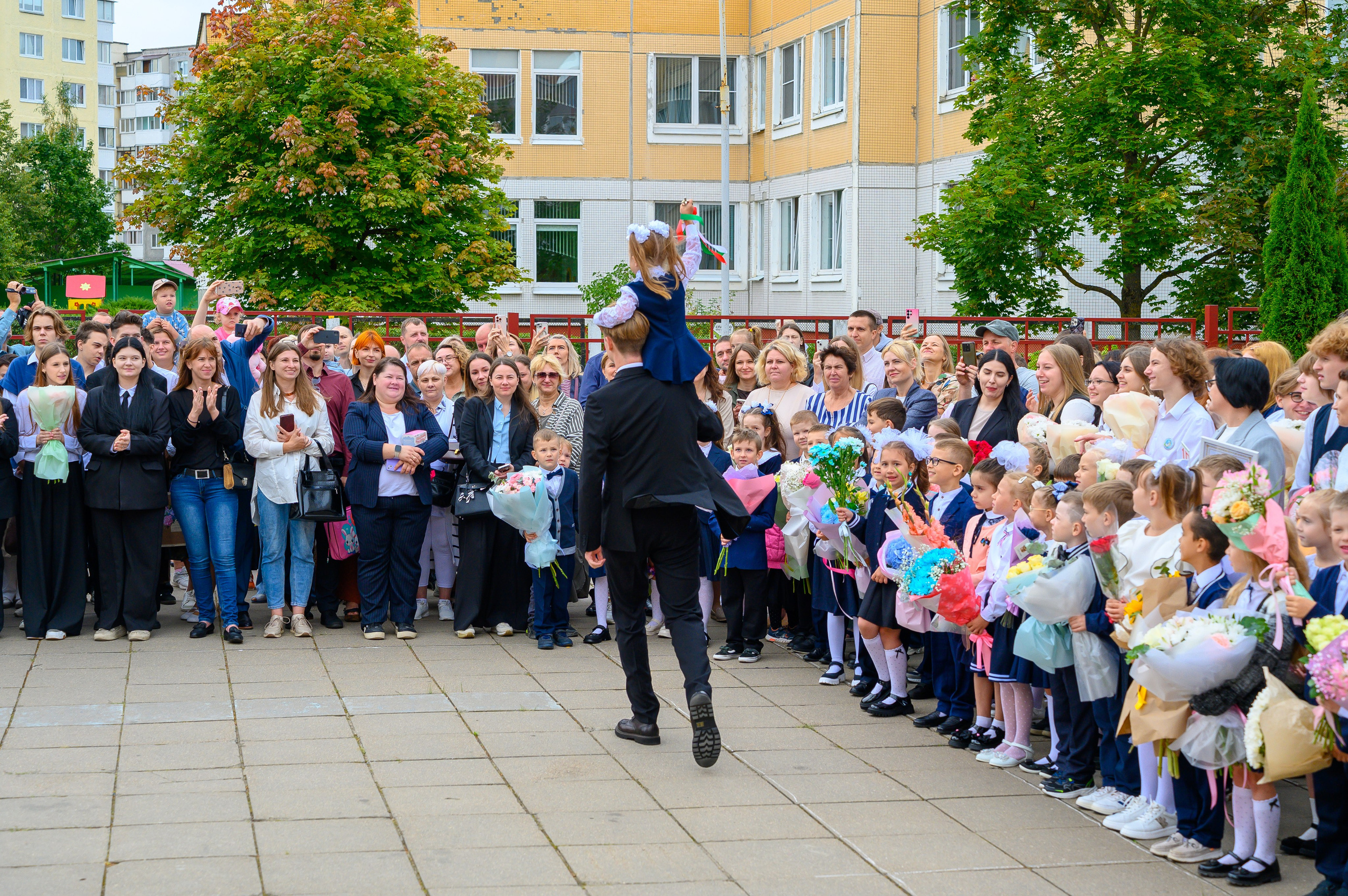 Вот звучит первый звонок, перед этим долгое приготовление к новому этапу в жизни, Яромир идет в школу. Фотоуслуги, услуги фотографа, фотографирование важных событий