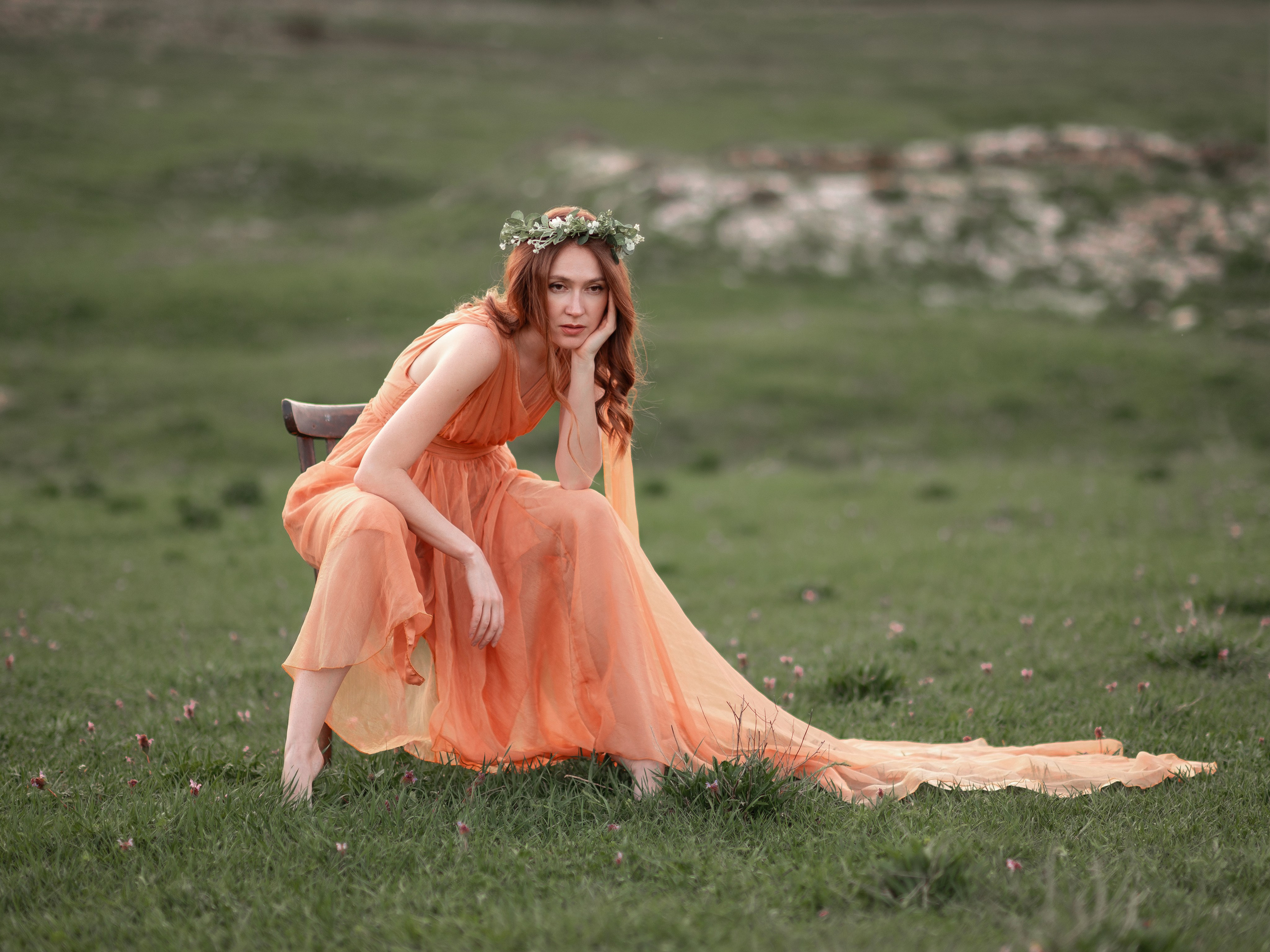 Поза сидя на стуле в фотосъемке