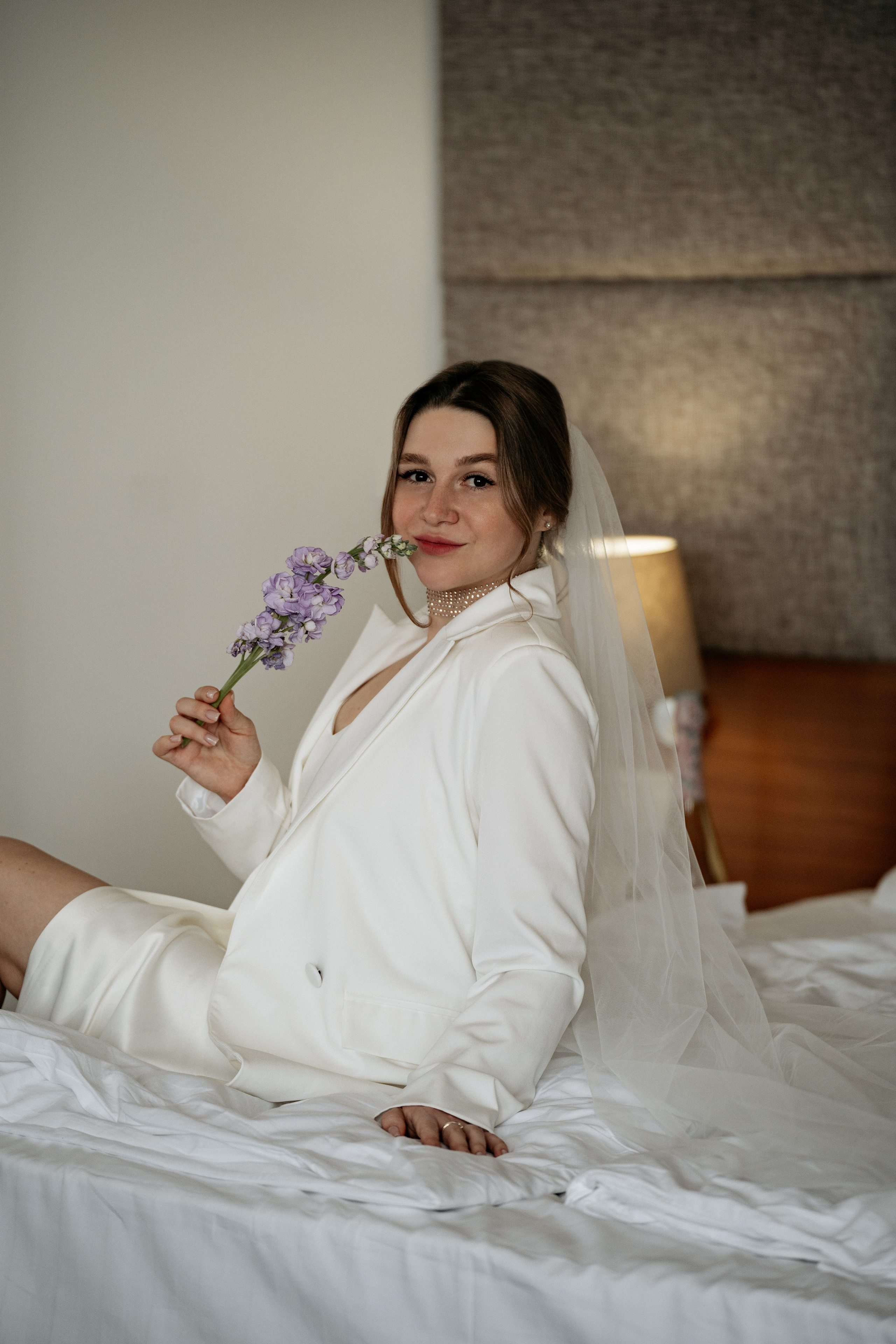 Портрет невесты, свадебный образ невесты,  серия романтичных свадебных фотографий молодожен в отеле Геленджика, свадебная фотосессия сборов жениха и невесты