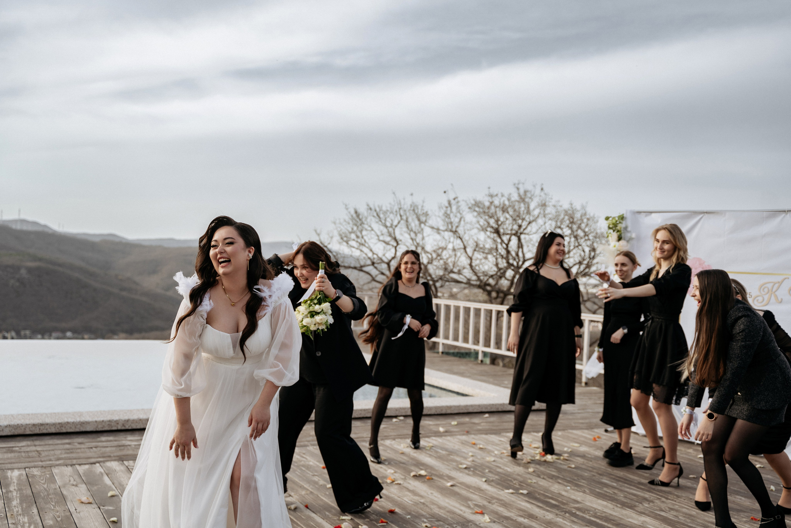 невеста бросает букет, фотограф Абрау-Дюрсо запечатлел живой момент 