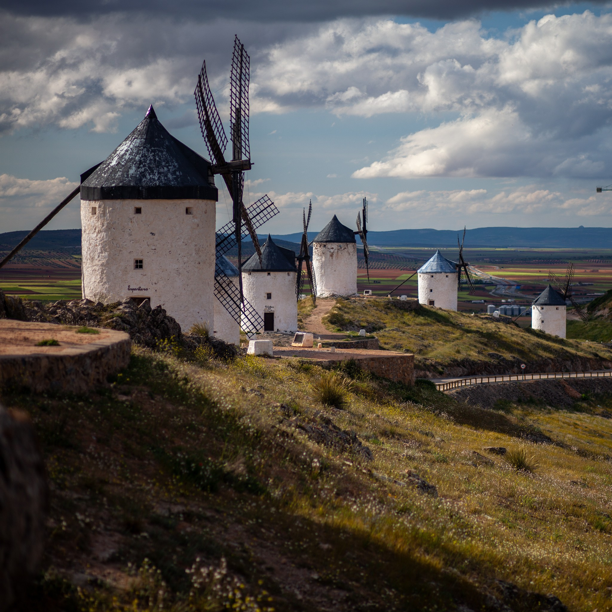 Consuegra España Molinos de viento de Don Quijote en la provincia de Toledo, Испания 2010. Фотограф Василий Буланов