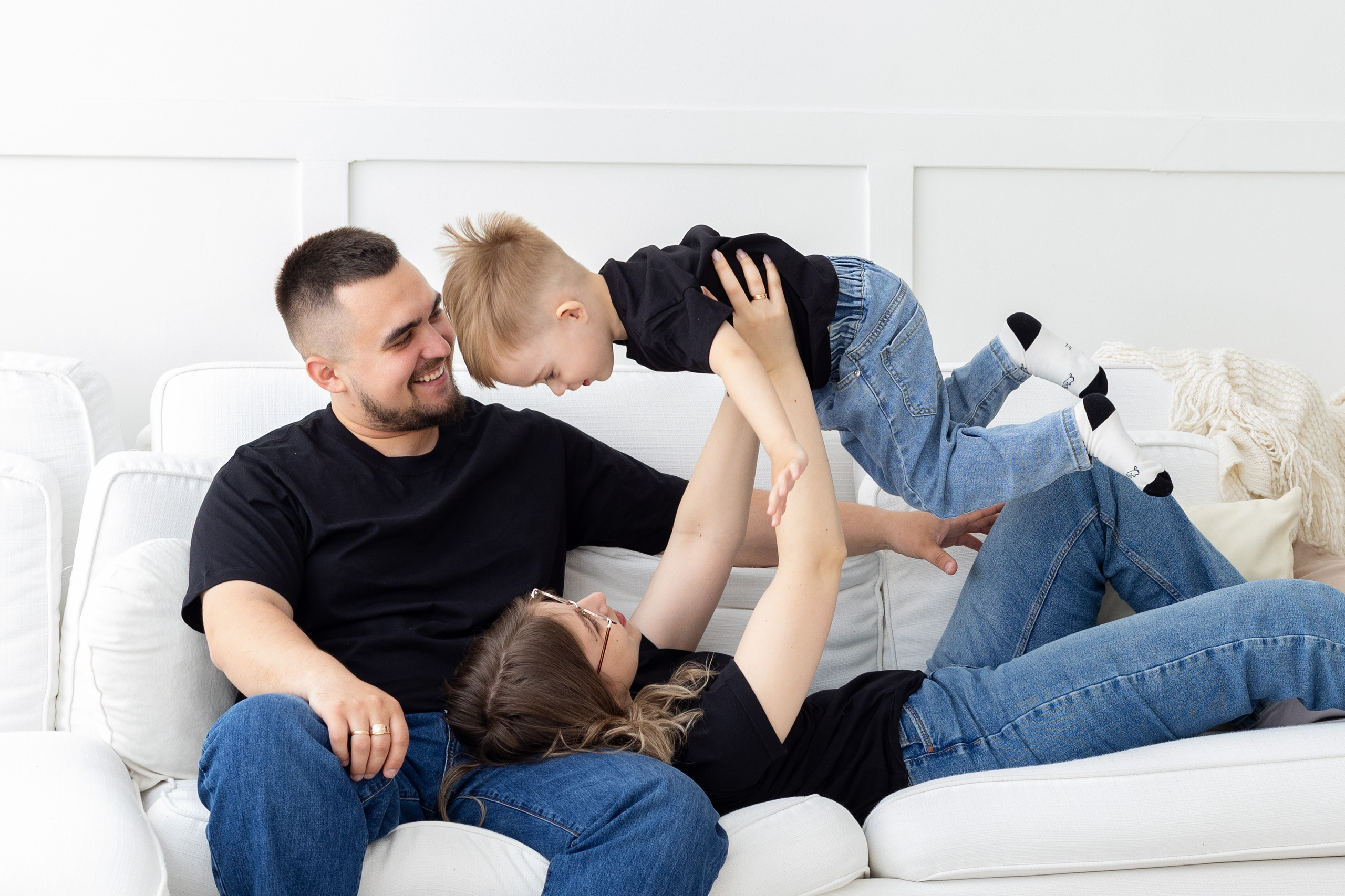 Семейная фотосессия в студии (Михаил, Крестина и Макар). Женский фотограф в Орске Новотроицке Динара Долганова