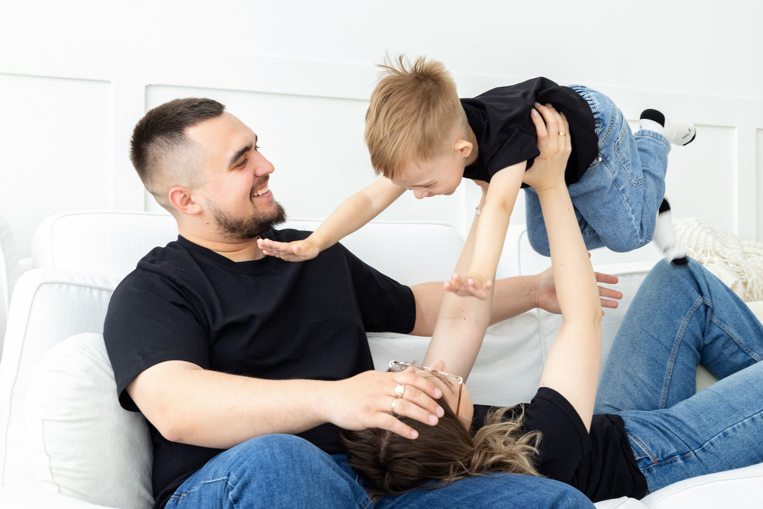 Семейная фотосессия в студии (Михаил, Крестина и Макар). Женский фотограф в Орске Новотроицке Динара Долганова