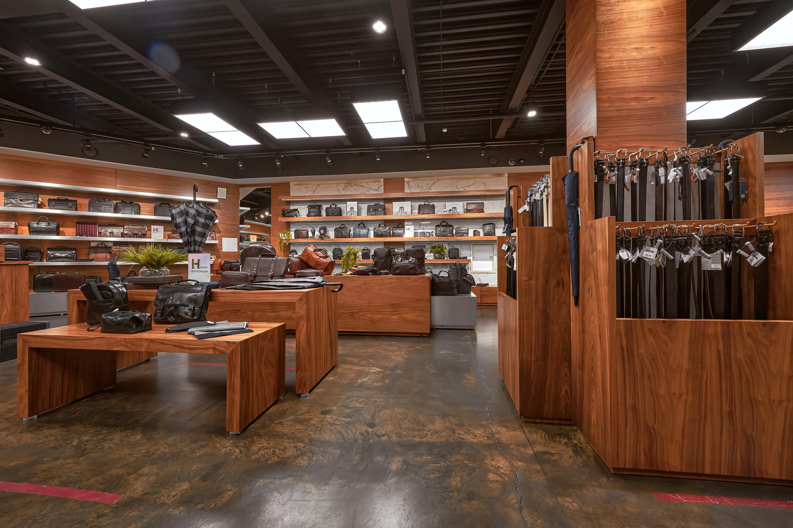 Портфолио по интерьерной и экстерьерной фотосъёмки: Мир сумок — Левый берег. Фотограф Яковлев Роман — Красноярск