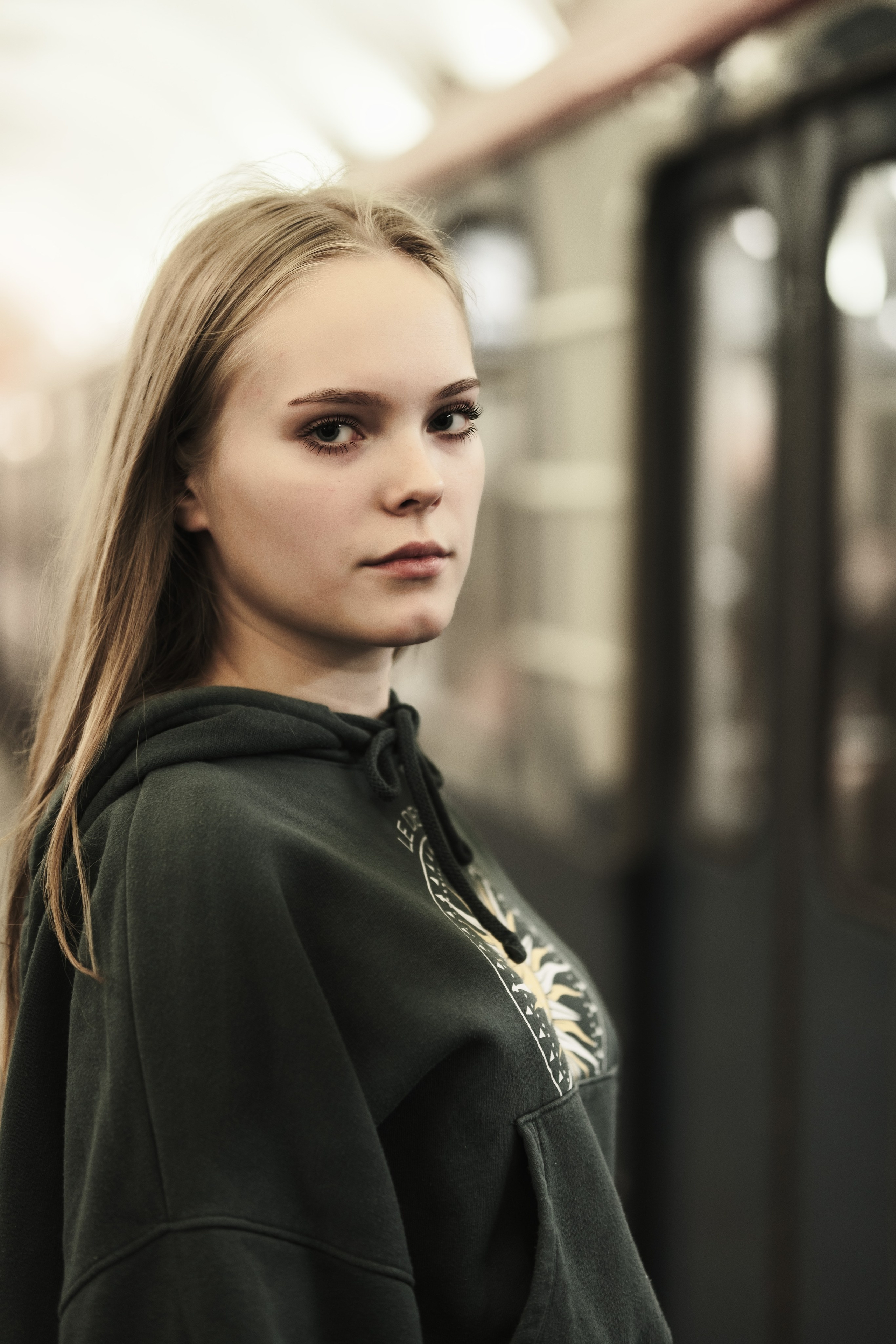 Жанна с Катей в метро. Фотограф в Москве Максим Скоробогатов