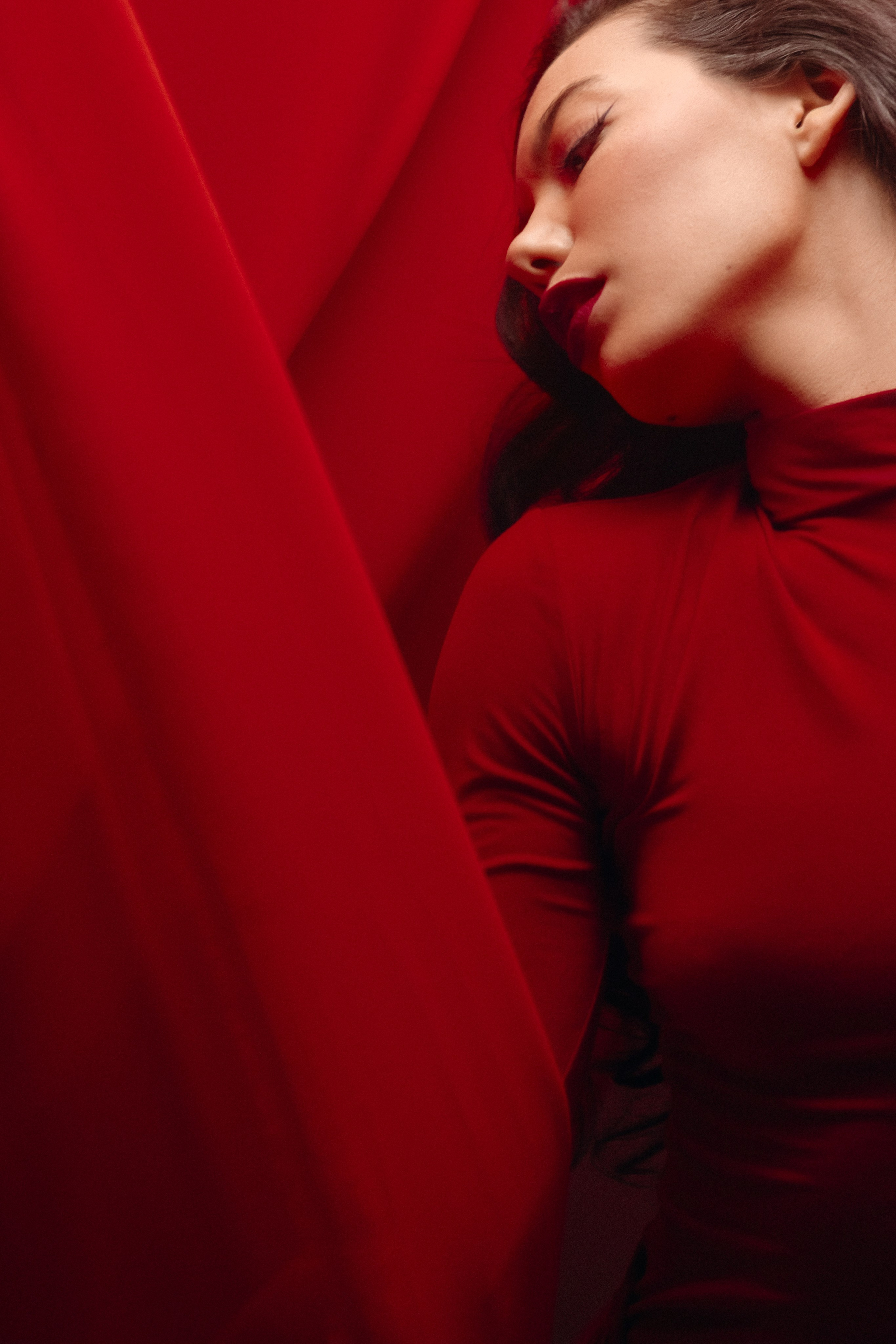 Арина. Фотосессия с красной тканью. Фотограф в Москве Ольга Сатони