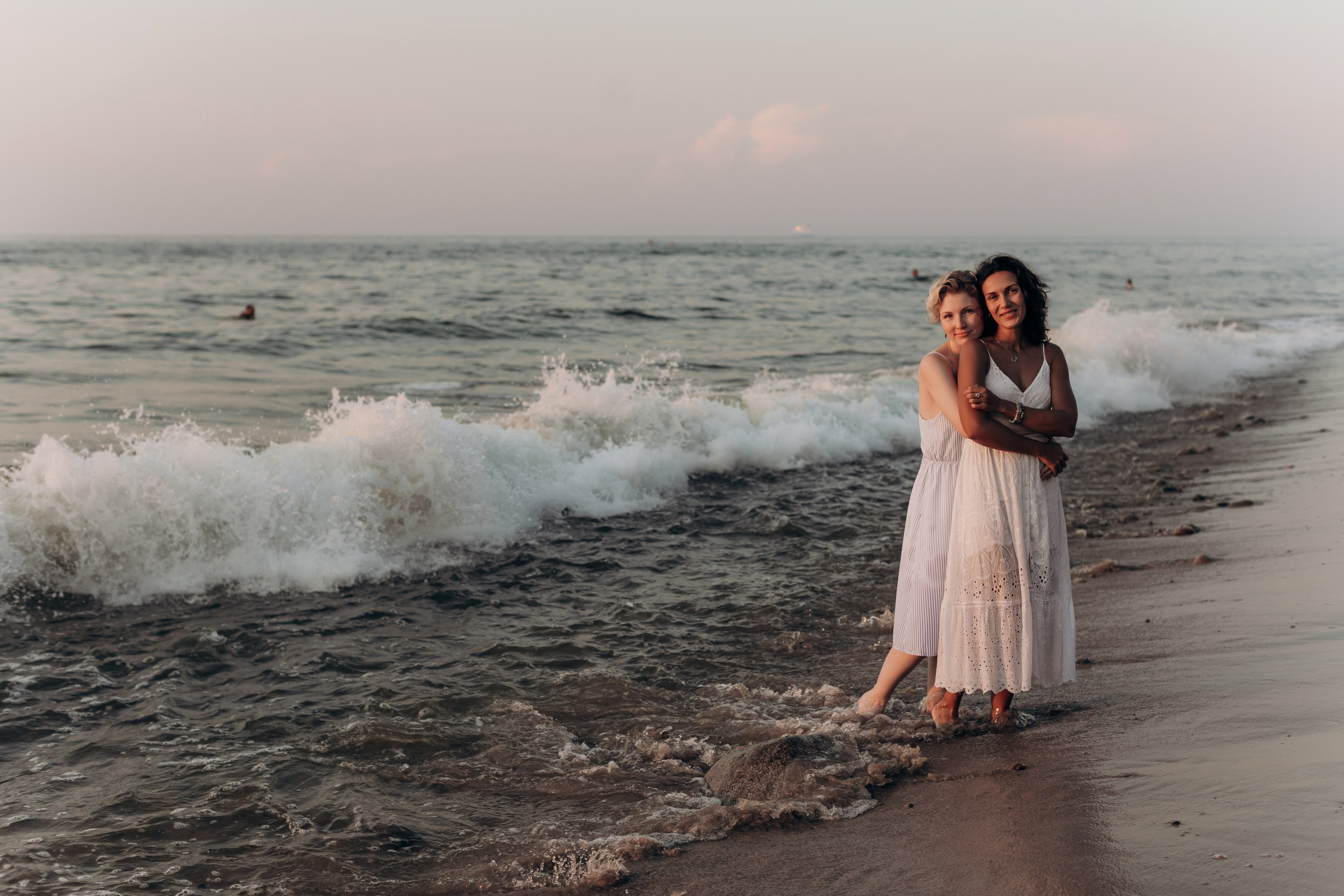 Подруги Пионеский Сосновый бор закат. Фотограф в Калининграде свадебная фотография, репортажная, фотосессии