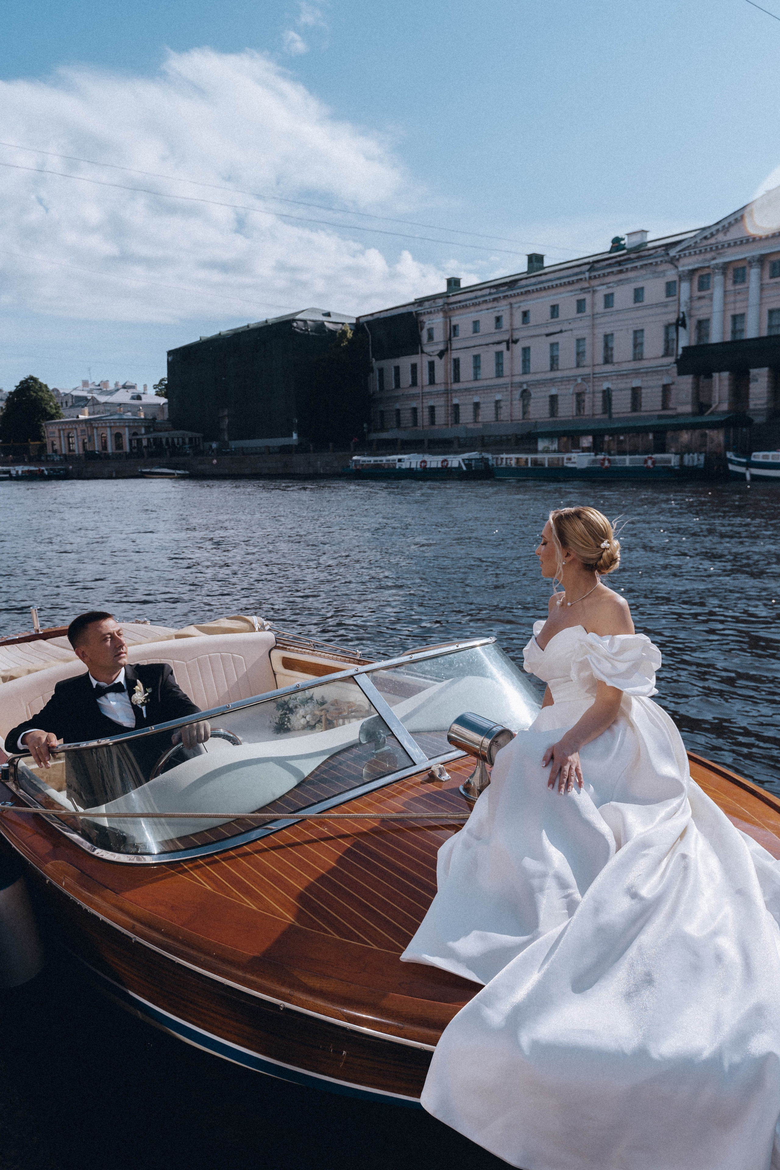 СВАДЕНБНАЯ СЬЕМКА НА КАТЕРЕ ПО КАНАЛАМ САНКТ-ПЕТЕРБУРГА И В АКВАТОРИИ НЕВЫ. Профессиональный фотограф, Санкт-Петербург — Виктория Богомолова