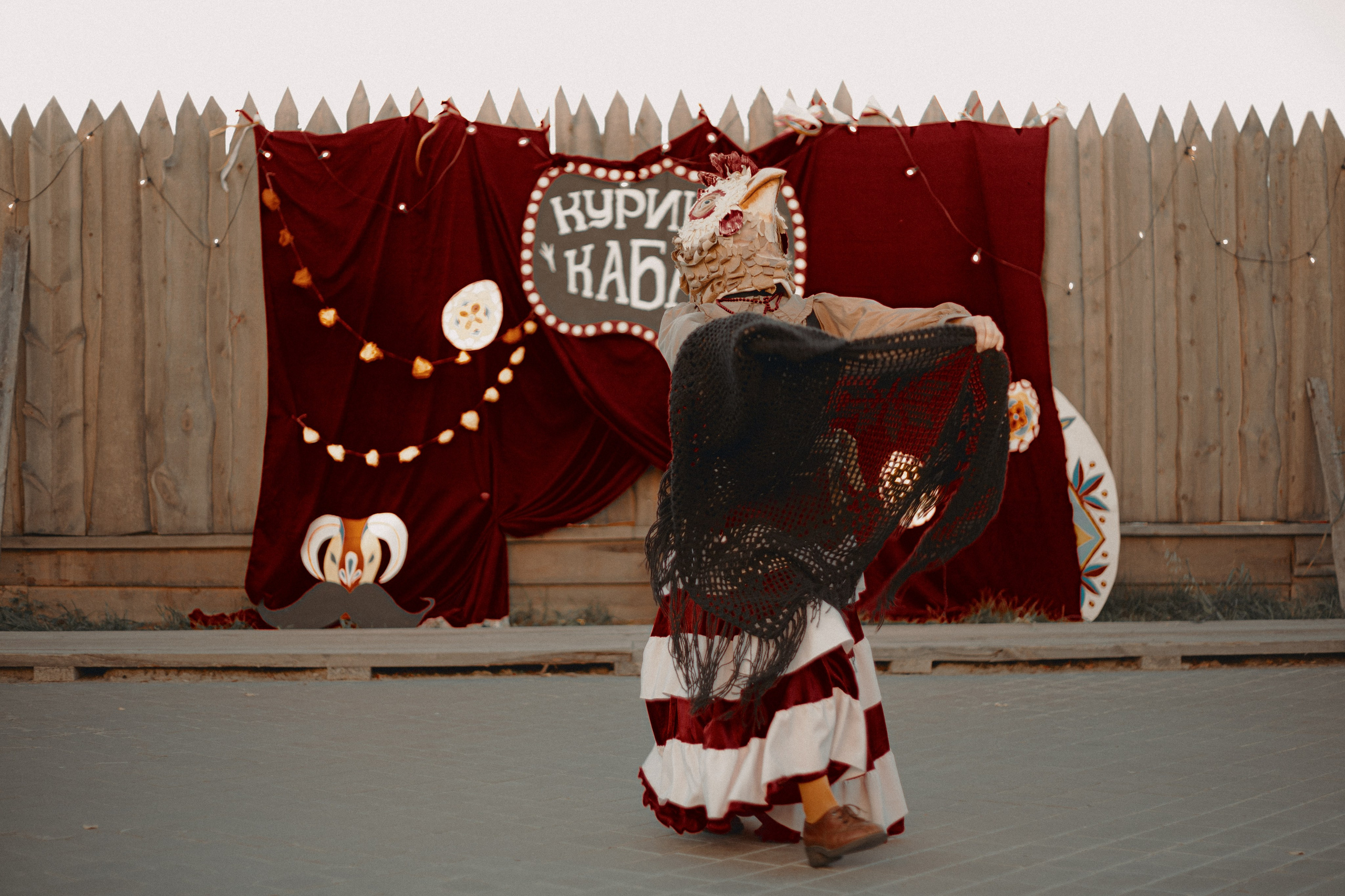 Спектакль «Куриное кабаре» от Свободного молодежного театра | Тобольск. Арт-фотограф Крис Л. в Тобольске: портрет, семейные, свадьбы