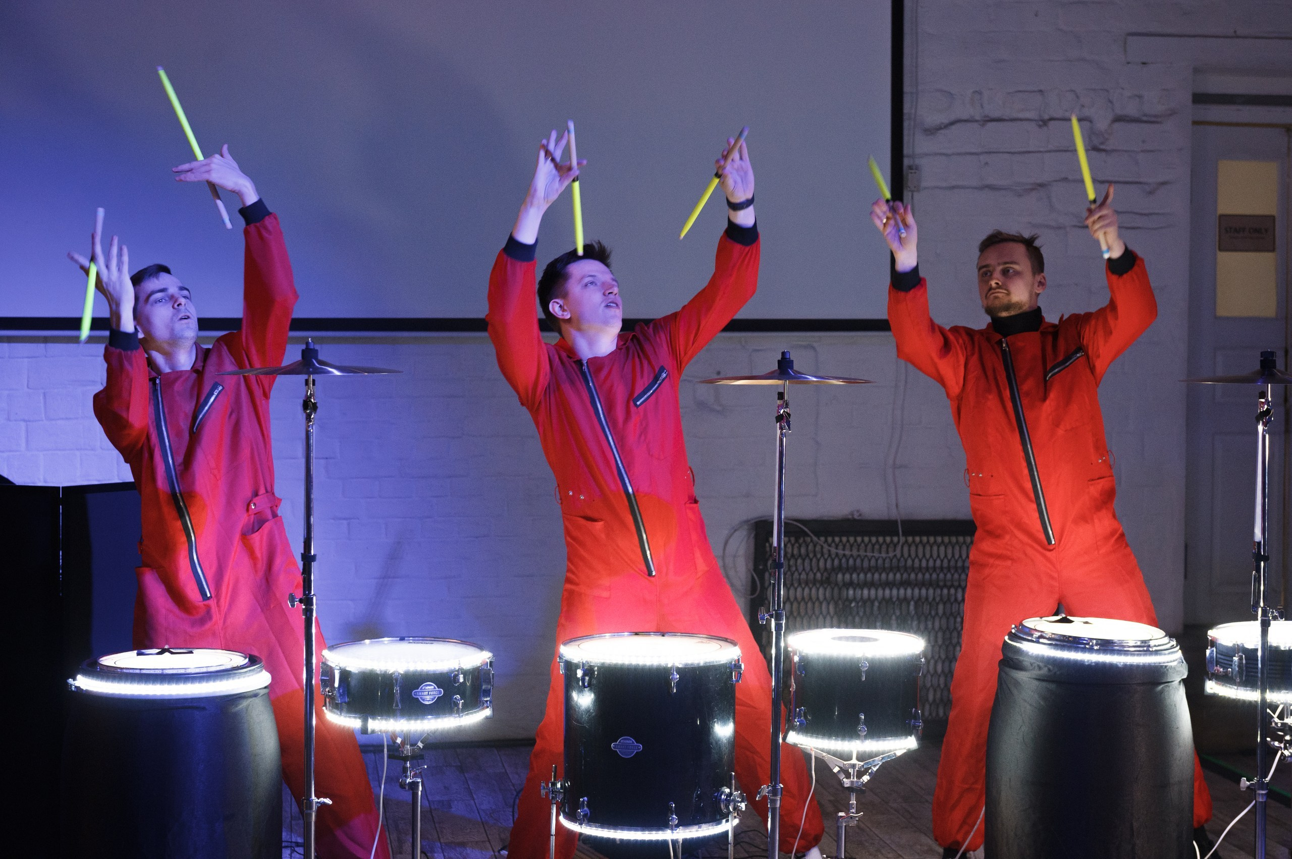 Новогодний корпоратив в стиле Неоновая вечеринка. Праздничное агентство ПИОН