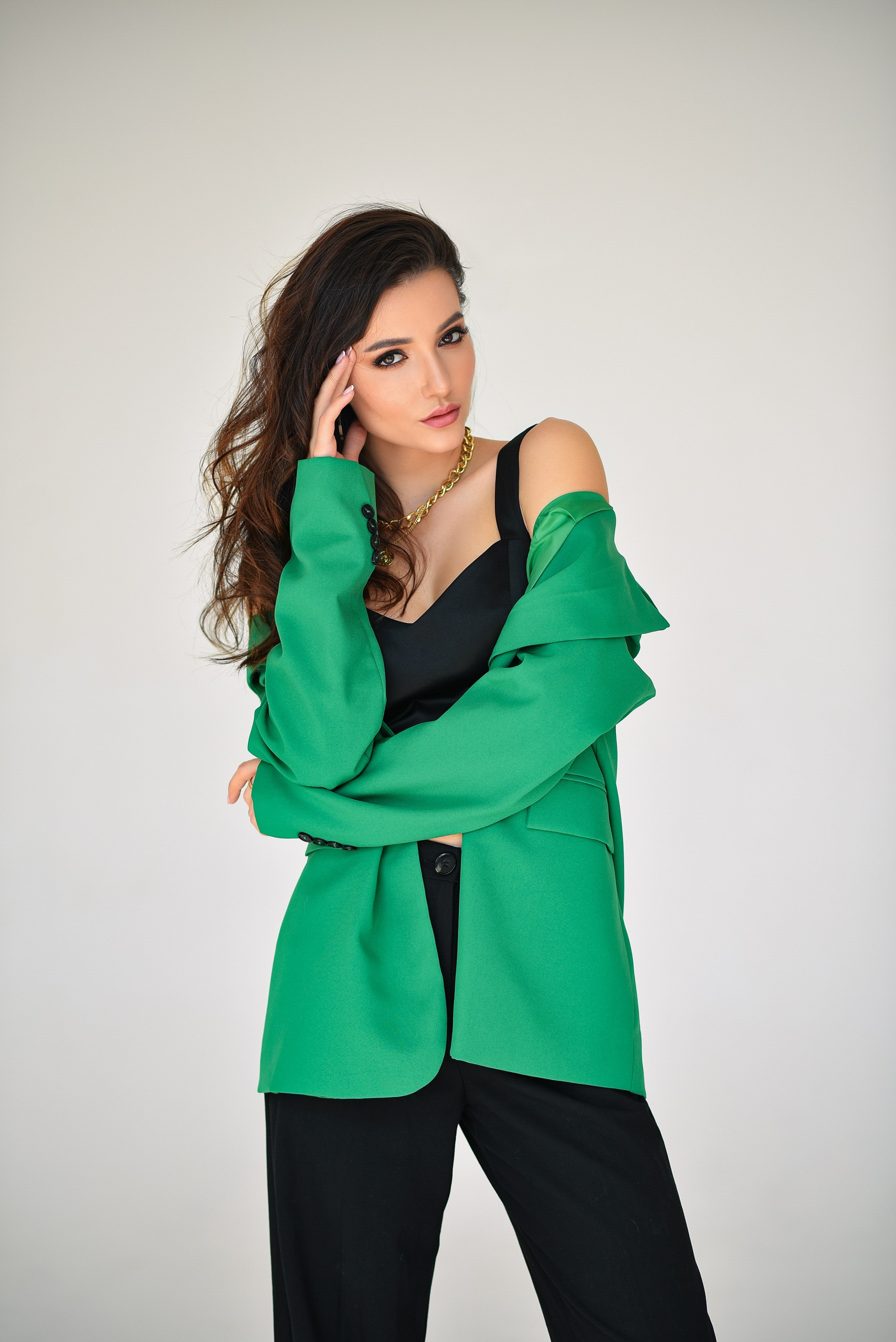 Каталожные фотосессии одежды. Компания и фотошкола по созданию контента в Москве