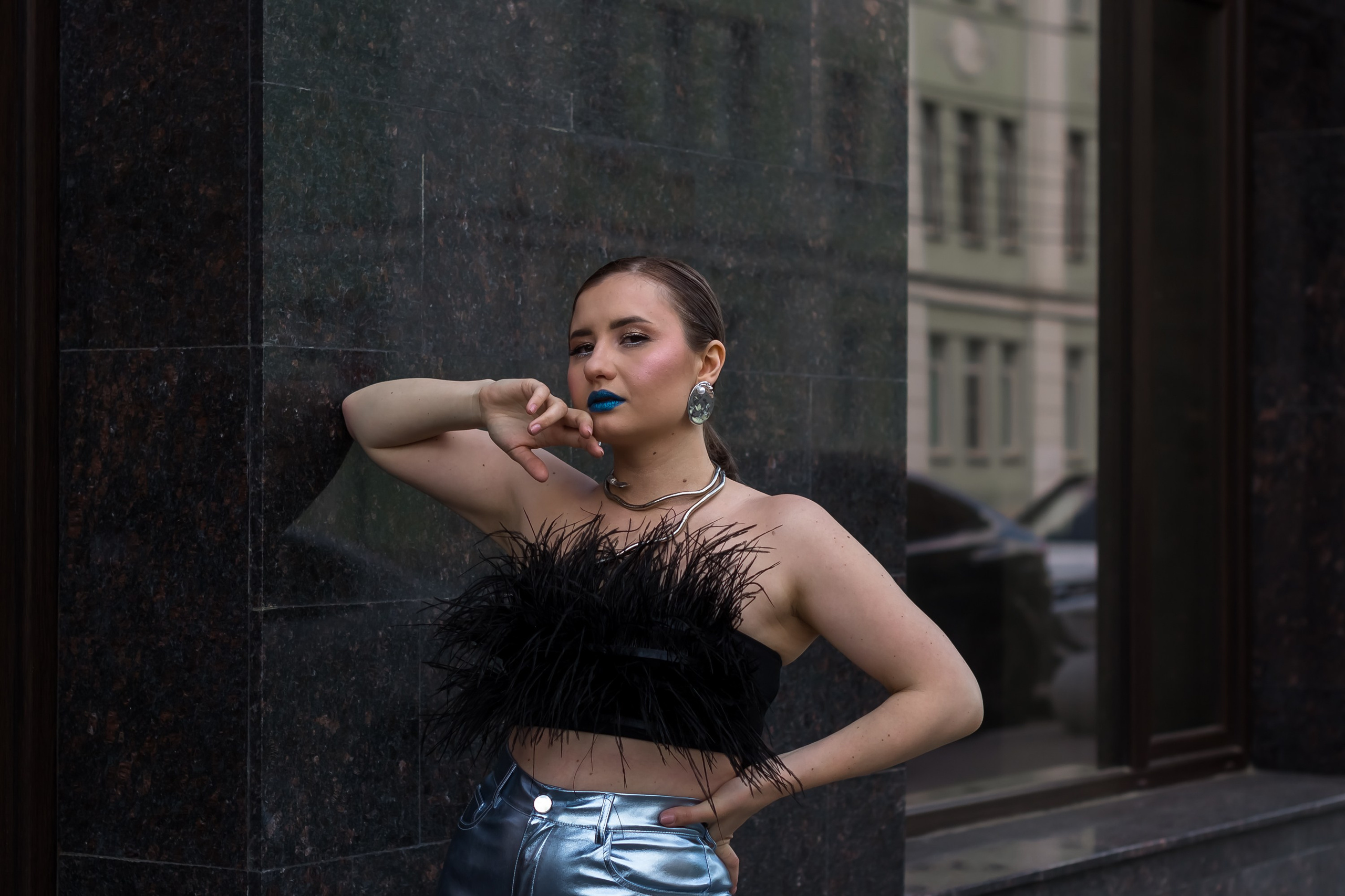 Портрет девушки около стены.