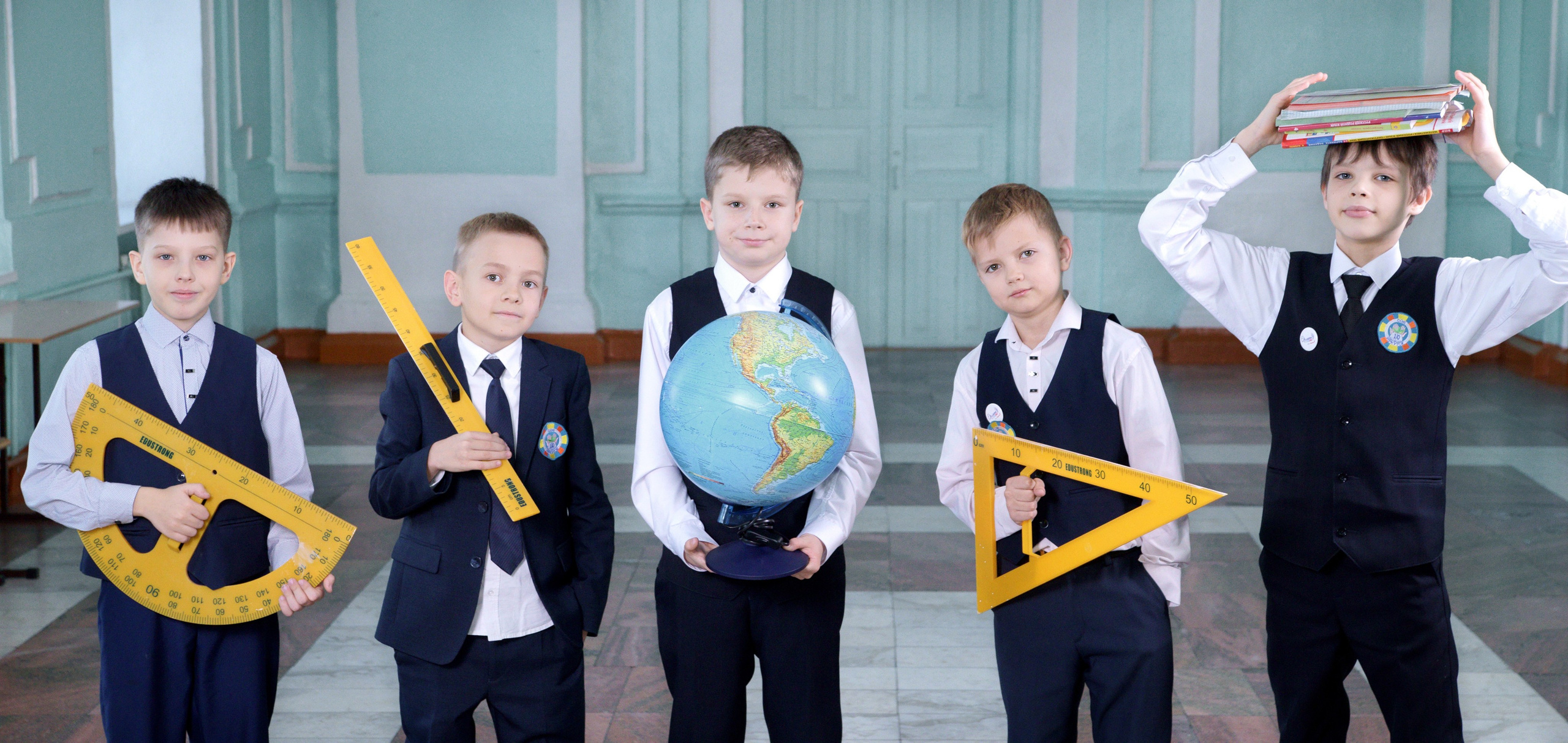 Выпускник начальной школы - сьемка в школе  - с предметами