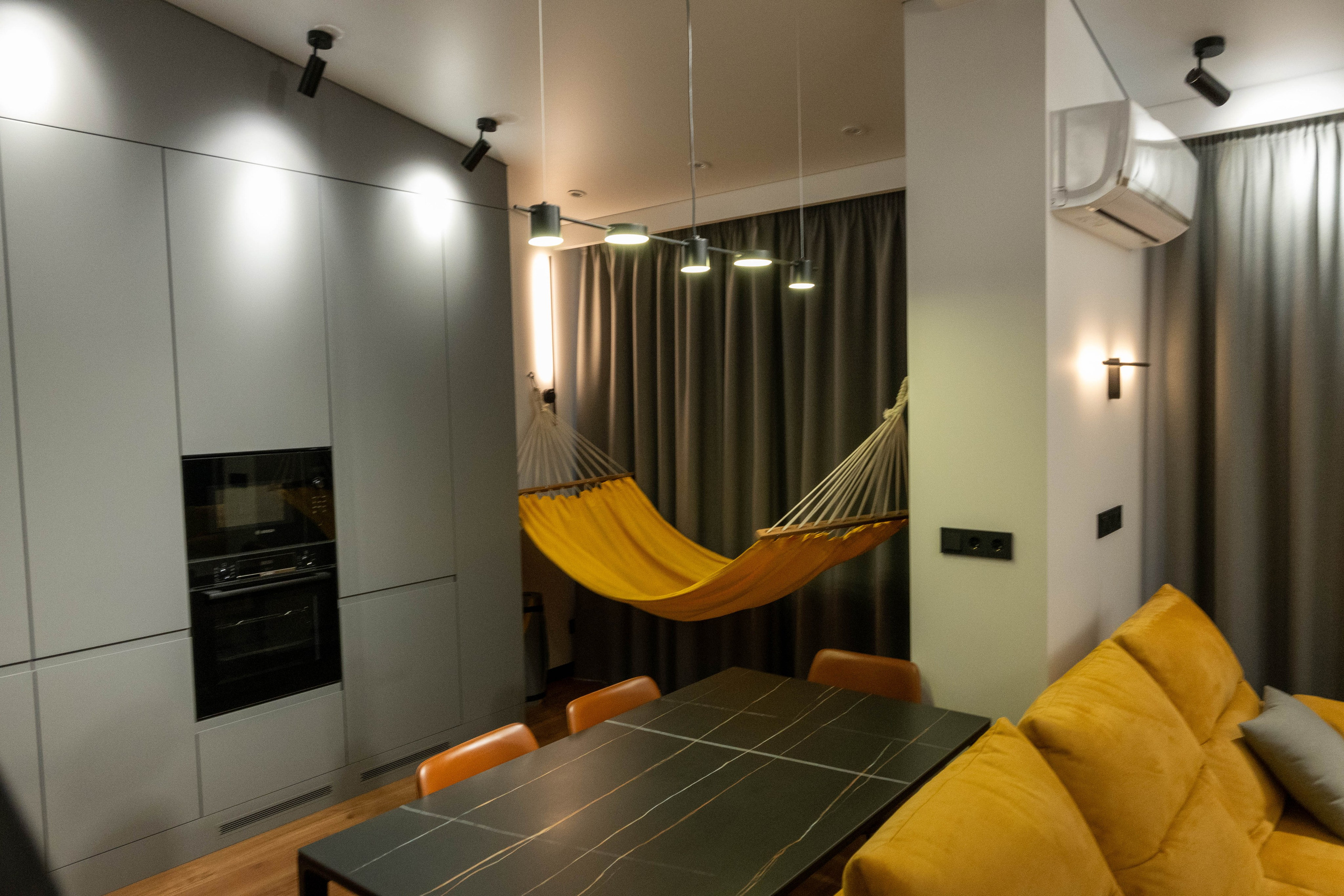 The apartment is on two levels. Fotograf Dmitrii Donets