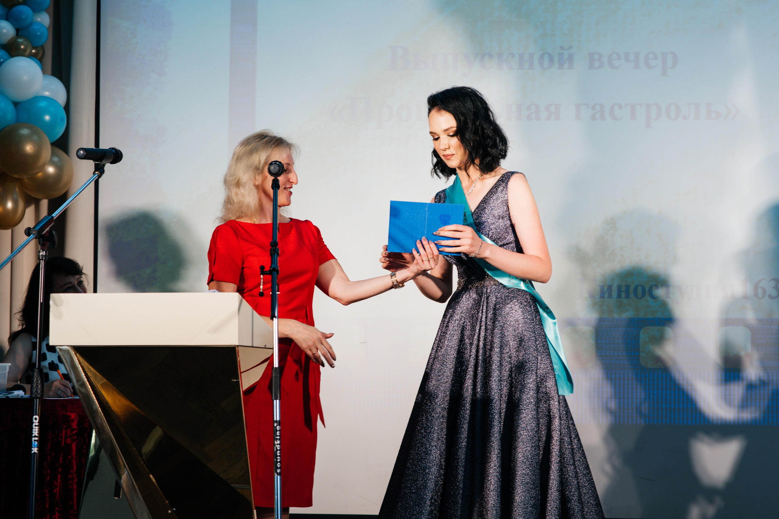 Вручение аттестатов. Выпускные альбомы в Подольске Москве и МО