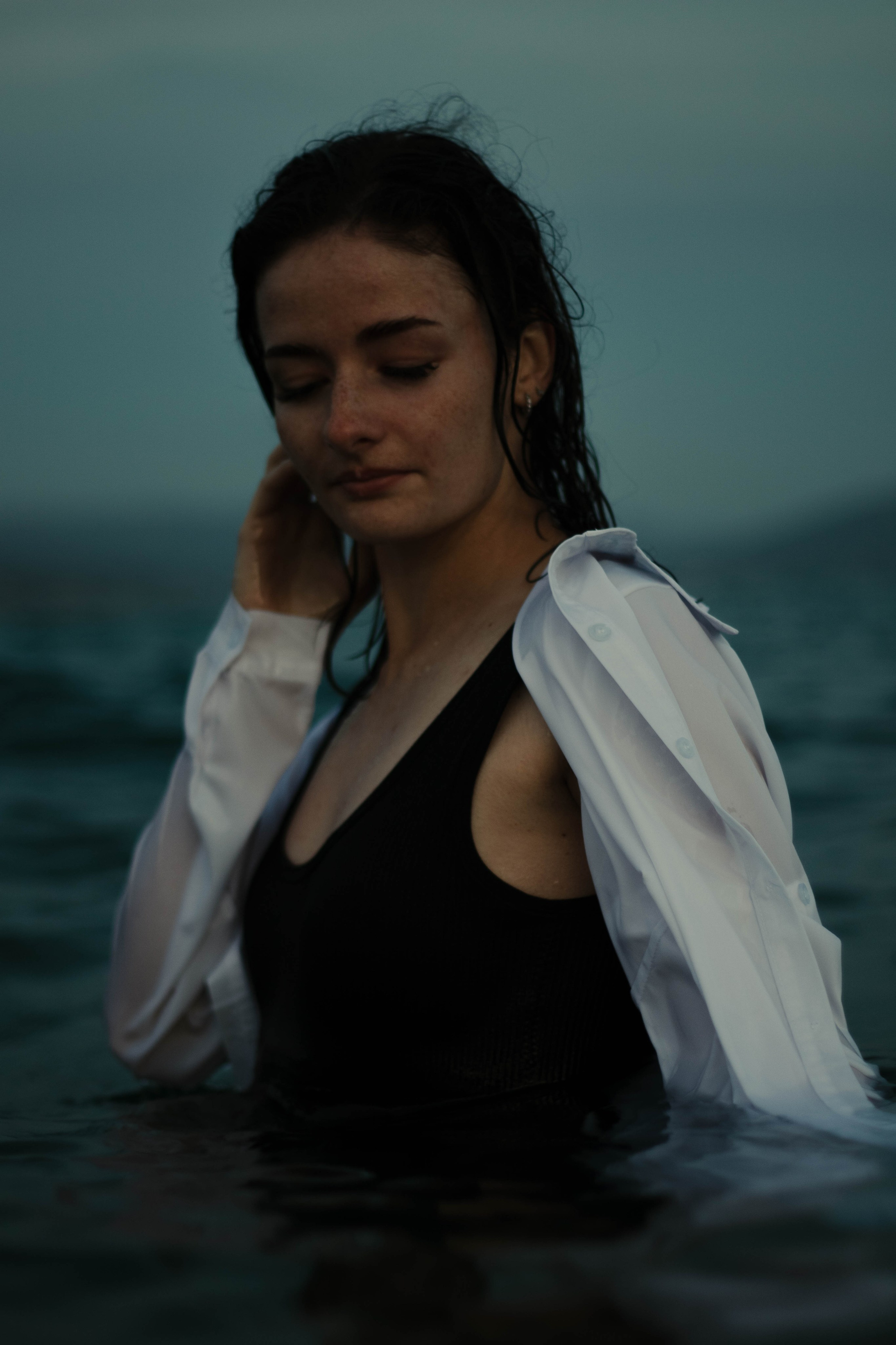 «Невесомость волн: девушка и море». Уличный фотограф Города N