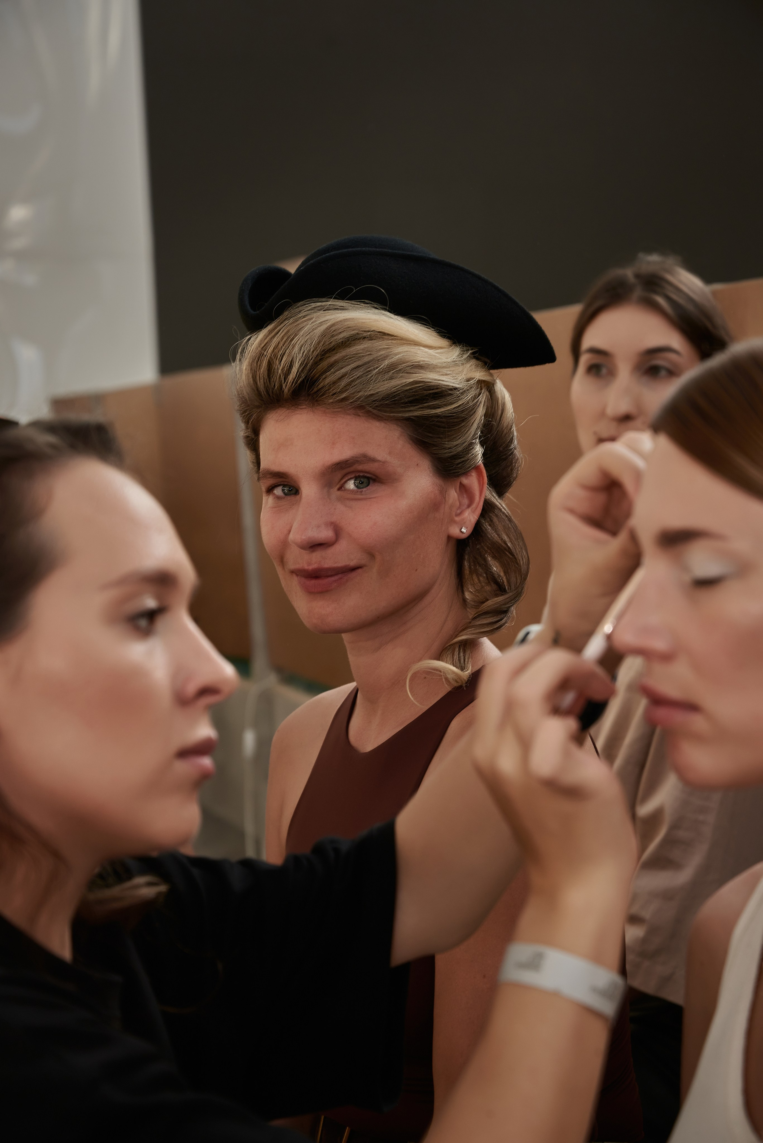 Backstage с показа ALENA COJOCARU RFW 2025. Наталия Дианова — фотограф для брендов и экспертов в Москве