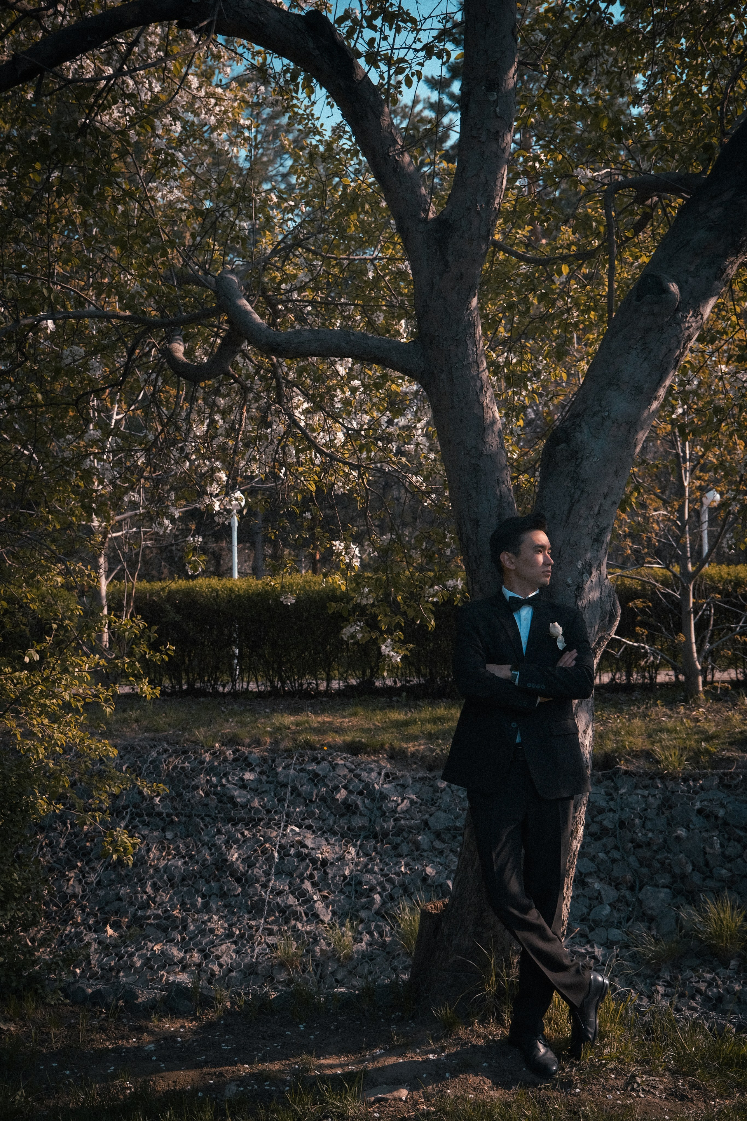 Жених на фото прогулке в парке