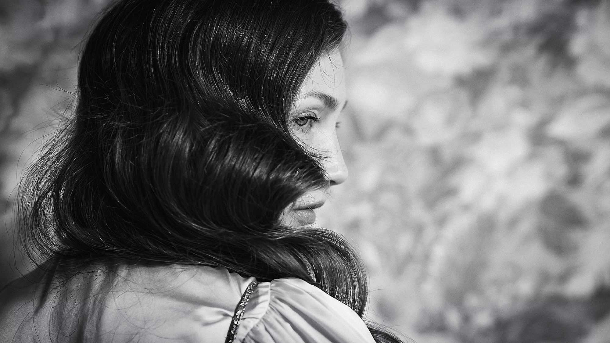 Черно-белый портрет девушки с локонами волом