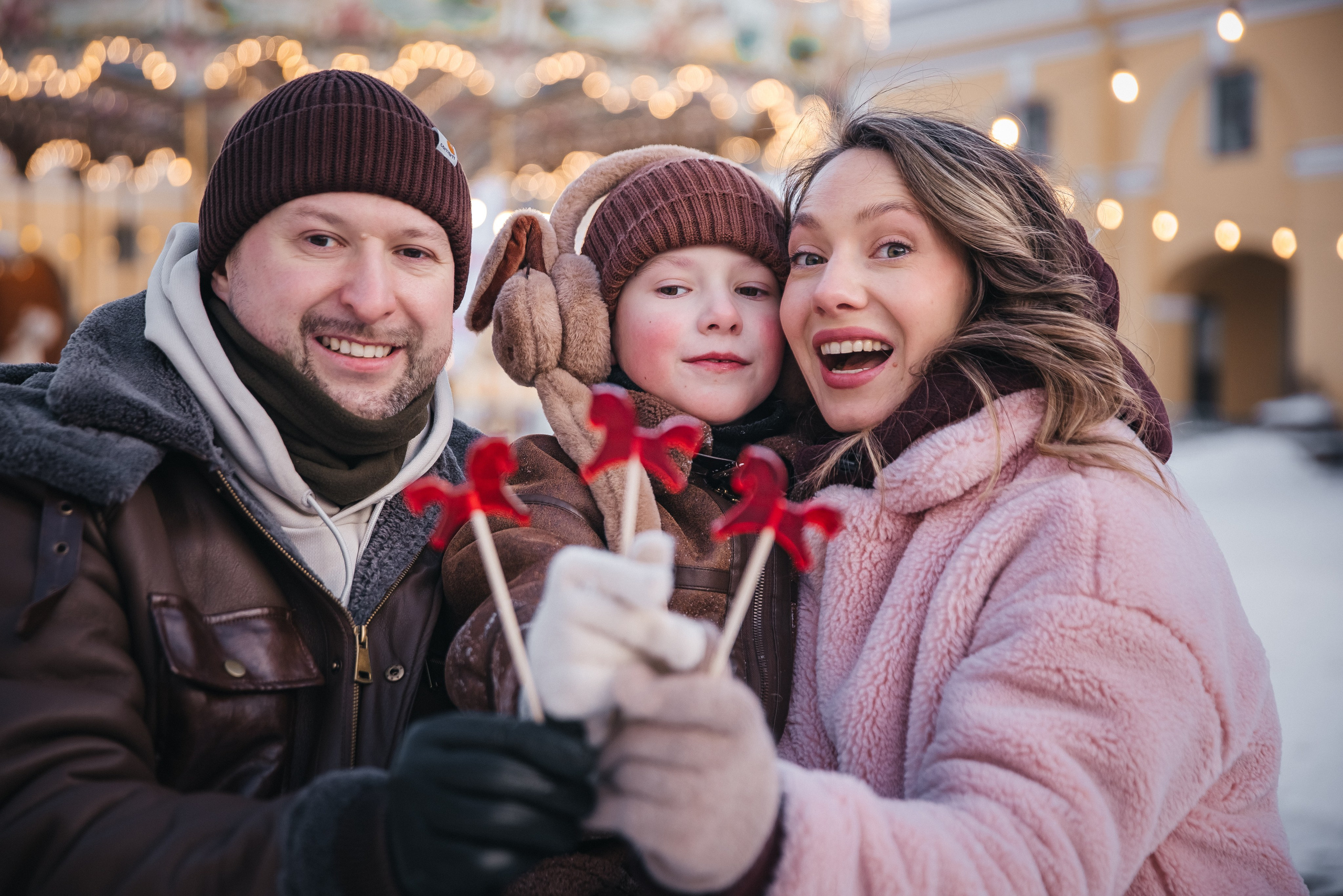 На карусели. Маша Гонтарь Семейный домашний репортажный фотограф в Санкт-Петербурге