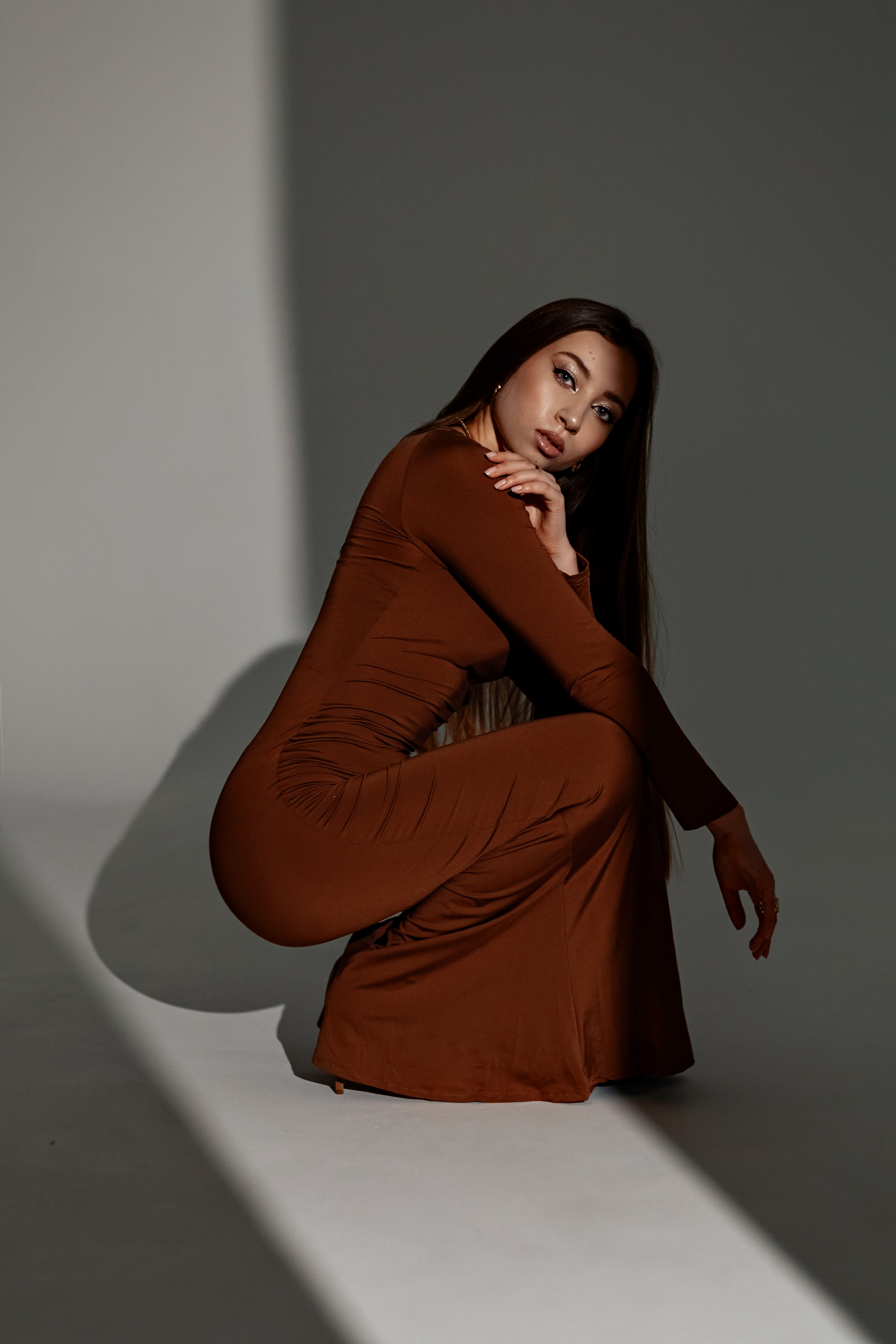 Студийная фотосъемка с использованием направленного искусственного света