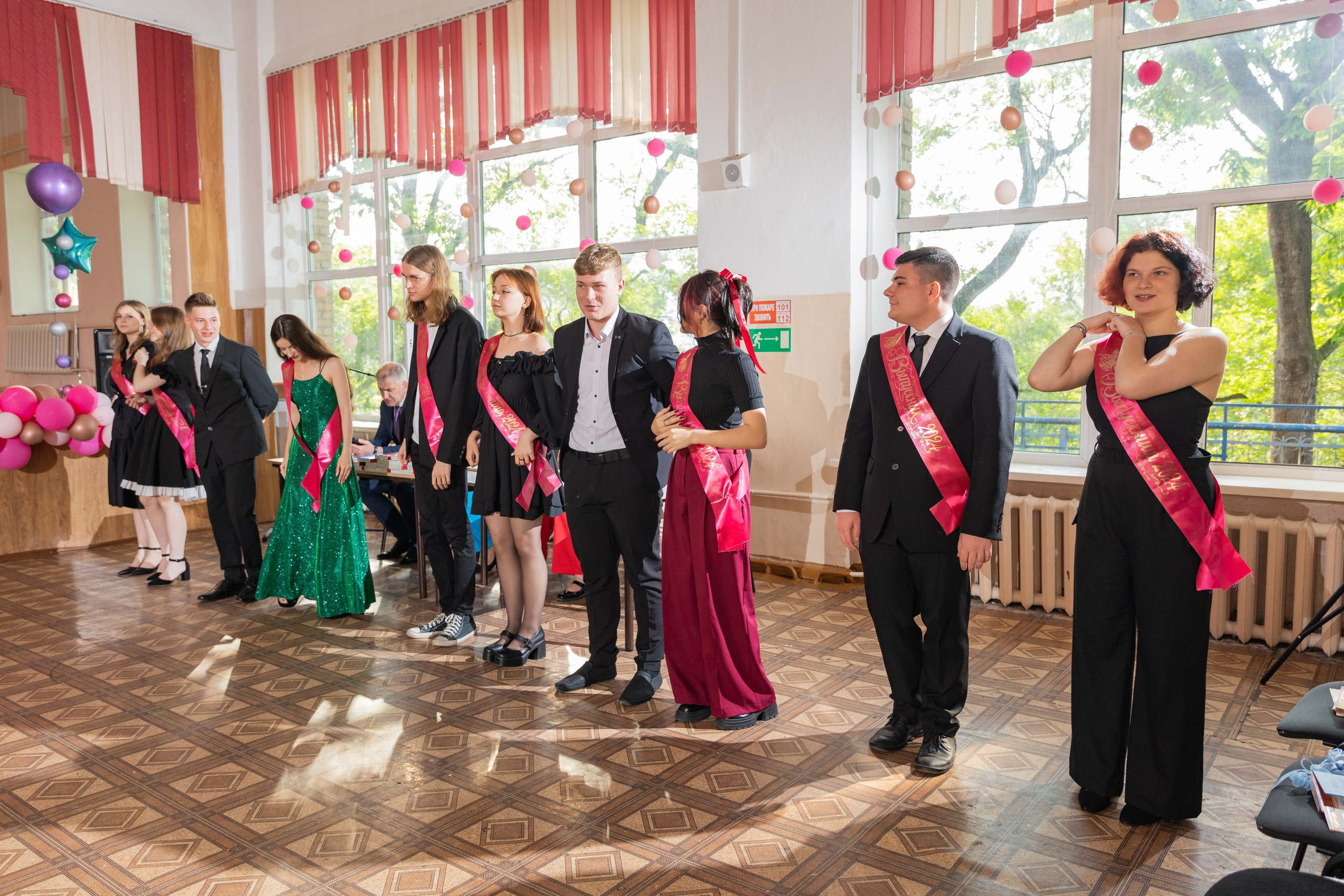 Вручение атестатов в школе № 66. Выпускные альбомы во Владивостоке