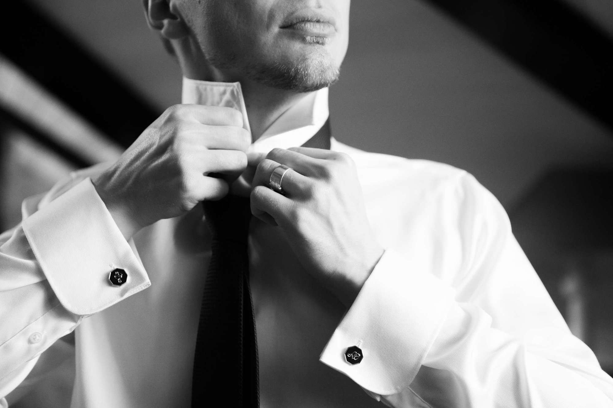 Жених завязывает галстук