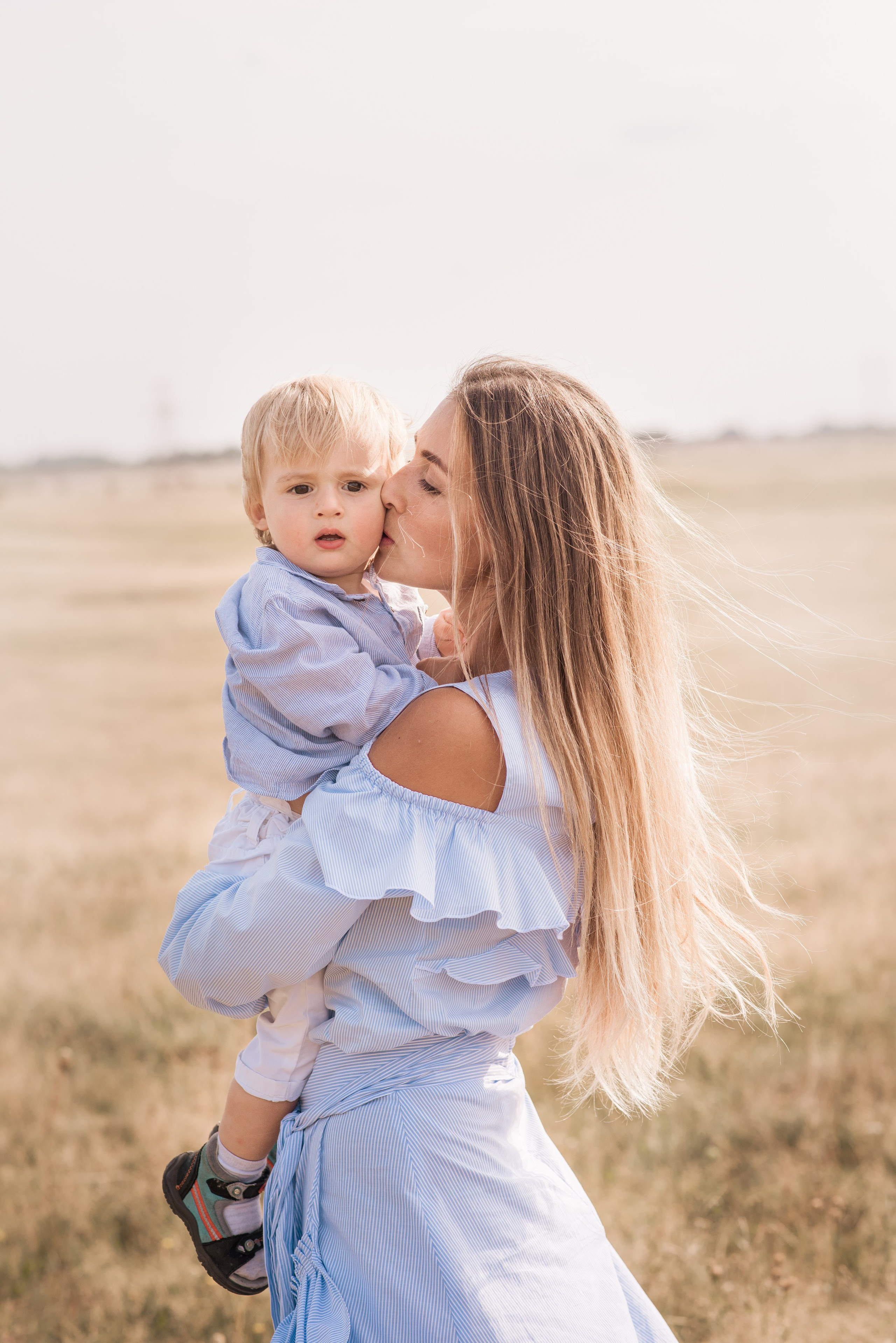Entdecken Sie eine professionelle Familienfotoserie im Freien. Natürliche Posen, warme Farben und authentische Momente für moderne Familienfotografie.
